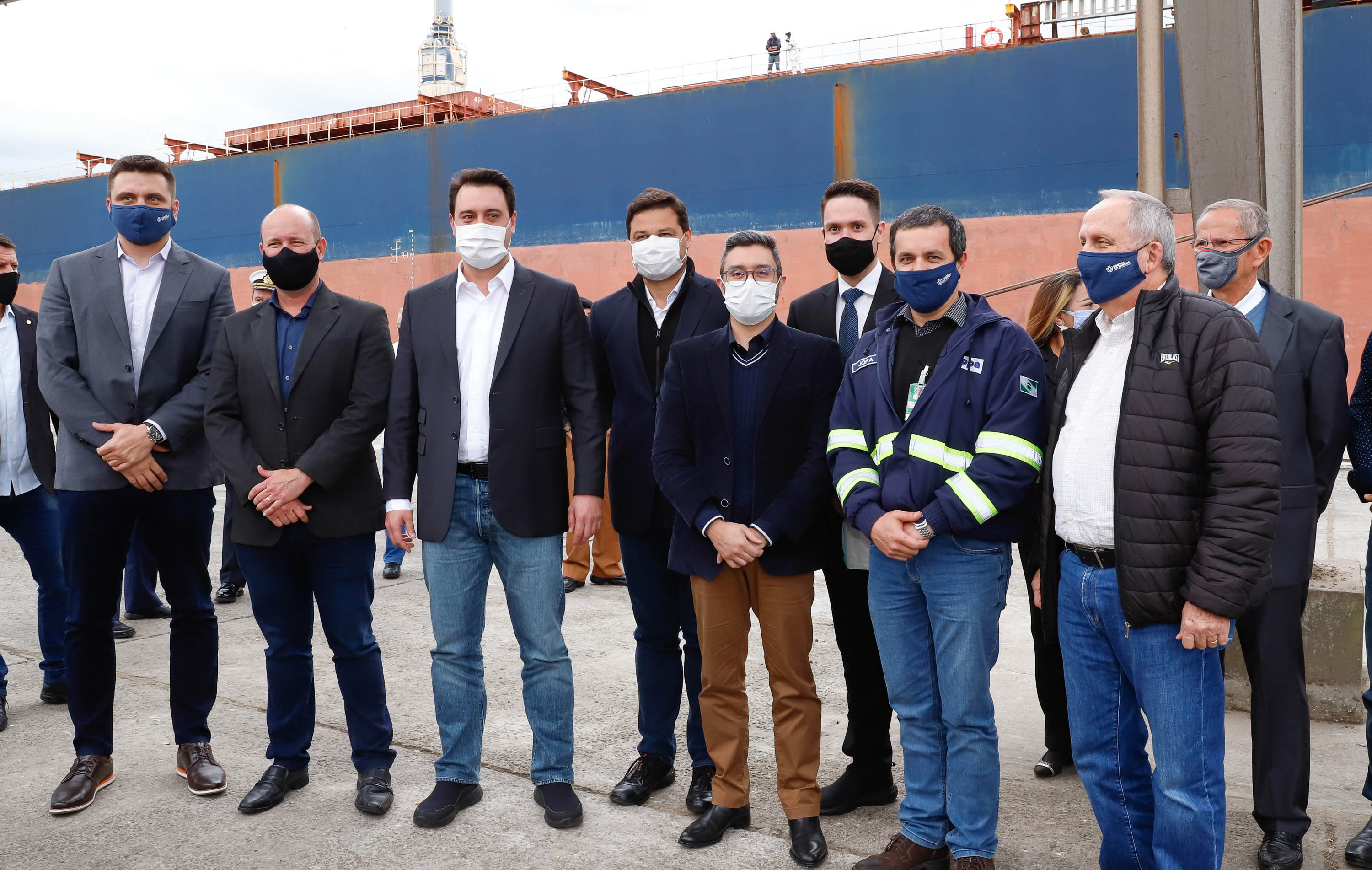 O governador Carlos Massa Ratinho Junior inaugurou nesta terça-feira (21) a obra de ampliação do cais do Porto de Paranaguá, no Litoral do Estado. O berço 201 foi modernizado e o cais de atracação foi prolongado em 100 metros. Os investimentos da empresa pública Portos do Paraná somam R$ 201,7 milhões e vão aumentar em 140% a capacidade atual de movimentação de cargas.