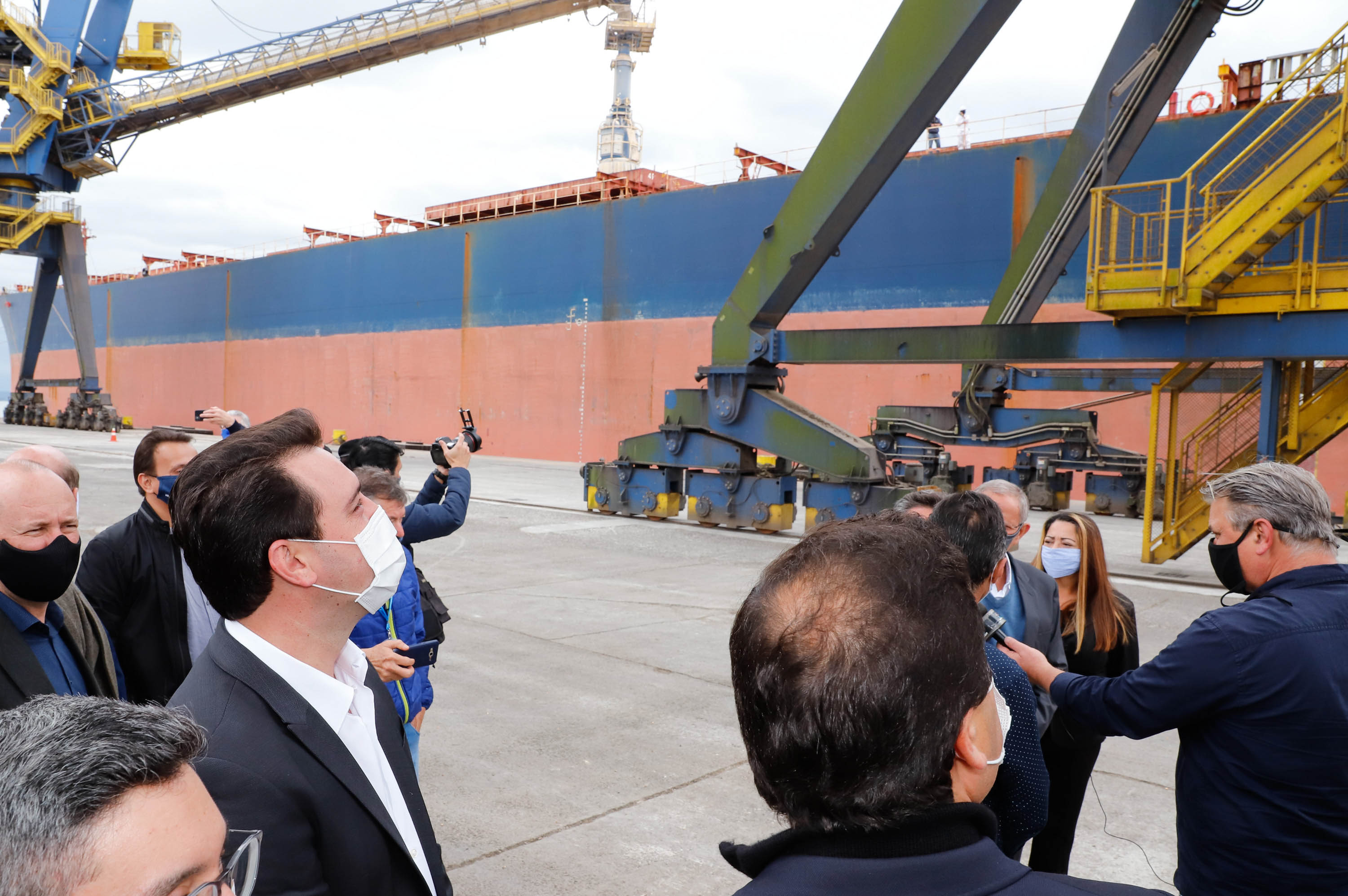O governador Carlos Massa Ratinho Junior inaugurou nesta terça-feira (21) a obra de ampliação do cais do Porto de Paranaguá, no Litoral do Estado. O berço 201 foi modernizado e o cais de atracação foi prolongado em 100 metros. Os investimentos da empresa pública Portos do Paraná somam R$ 201,7 milhões e vão aumentar em 140% a capacidade atual de movimentação de cargas.