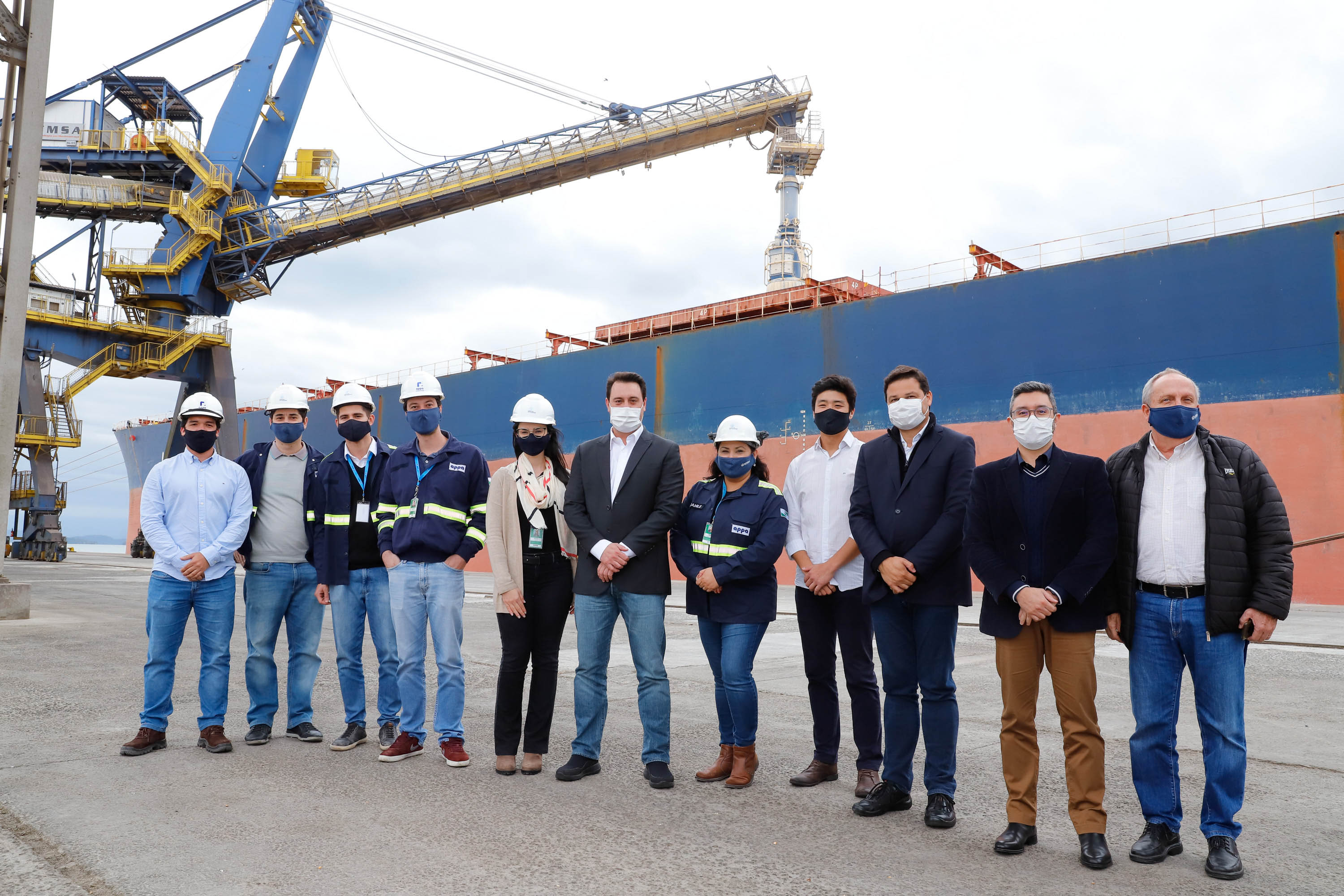 O governador Carlos Massa Ratinho Junior inaugurou nesta terça-feira (21) a obra de ampliação do cais do Porto de Paranaguá, no Litoral do Estado. O berço 201 foi modernizado e o cais de atracação foi prolongado em 100 metros. Os investimentos da empresa pública Portos do Paraná somam R$ 201,7 milhões e vão aumentar em 140% a capacidade atual de movimentação de cargas.