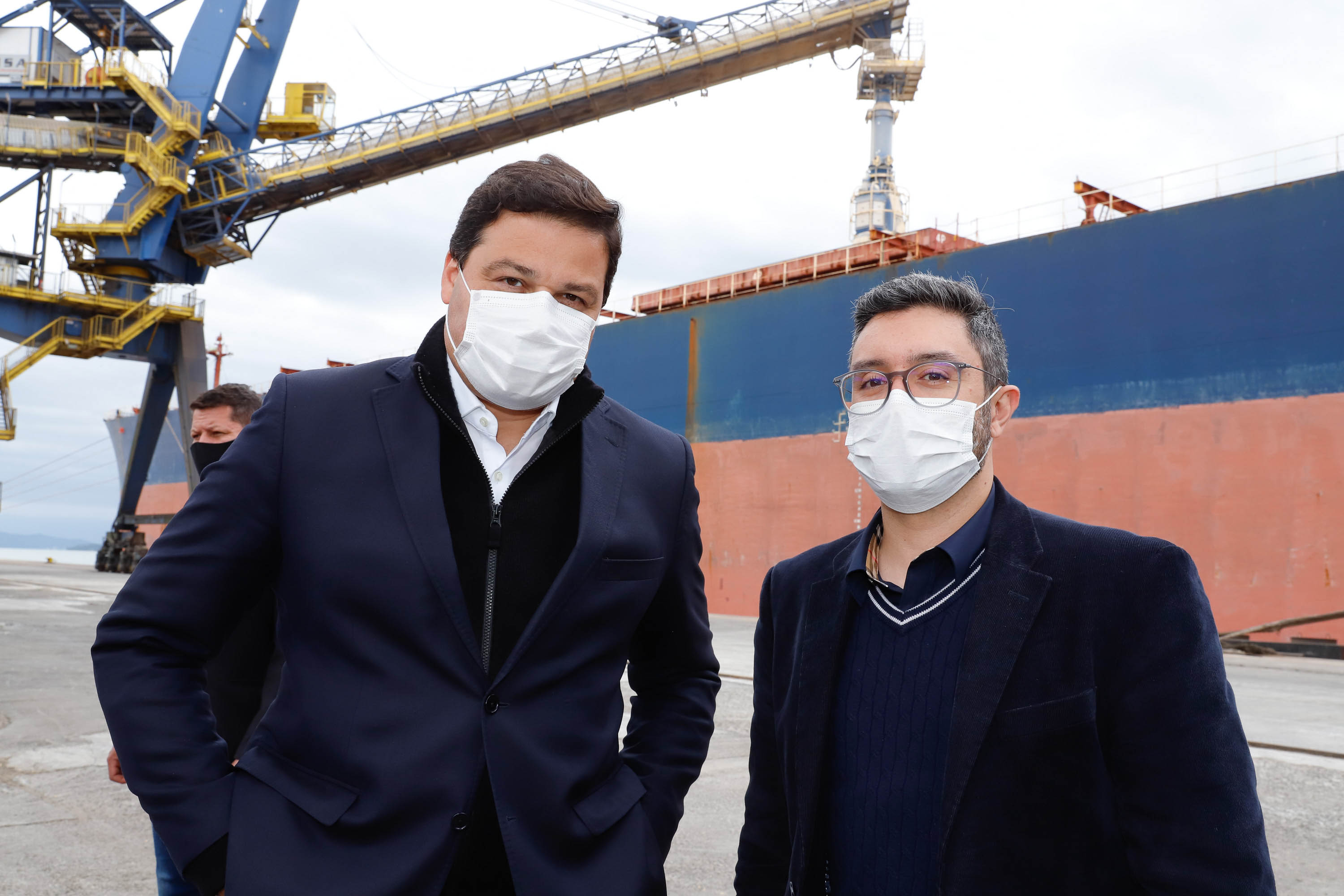 O governador Carlos Massa Ratinho Junior inaugurou nesta terça-feira (21) a obra de ampliação do cais do Porto de Paranaguá, no Litoral do Estado. O berço 201 foi modernizado e o cais de atracação foi prolongado em 100 metros. Os investimentos da empresa pública Portos do Paraná somam R$ 201,7 milhões e vão aumentar em 140% a capacidade atual de movimentação de cargas.