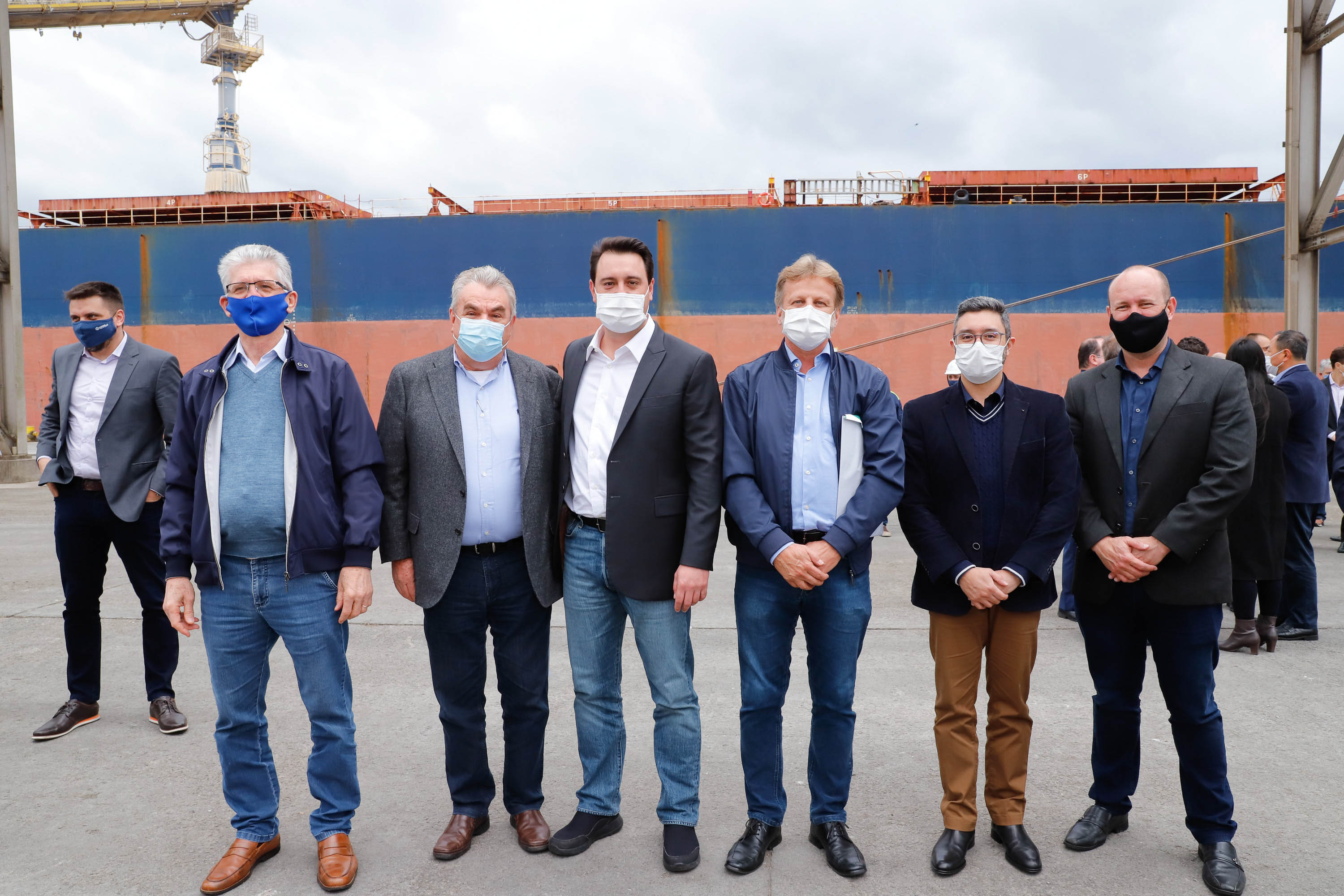 O governador Carlos Massa Ratinho Junior inaugurou nesta terça-feira (21) a obra de ampliação do cais do Porto de Paranaguá, no Litoral do Estado. O berço 201 foi modernizado e o cais de atracação foi prolongado em 100 metros. Os investimentos da empresa pública Portos do Paraná somam R$ 201,7 milhões e vão aumentar em 140% a capacidade atual de movimentação de cargas.