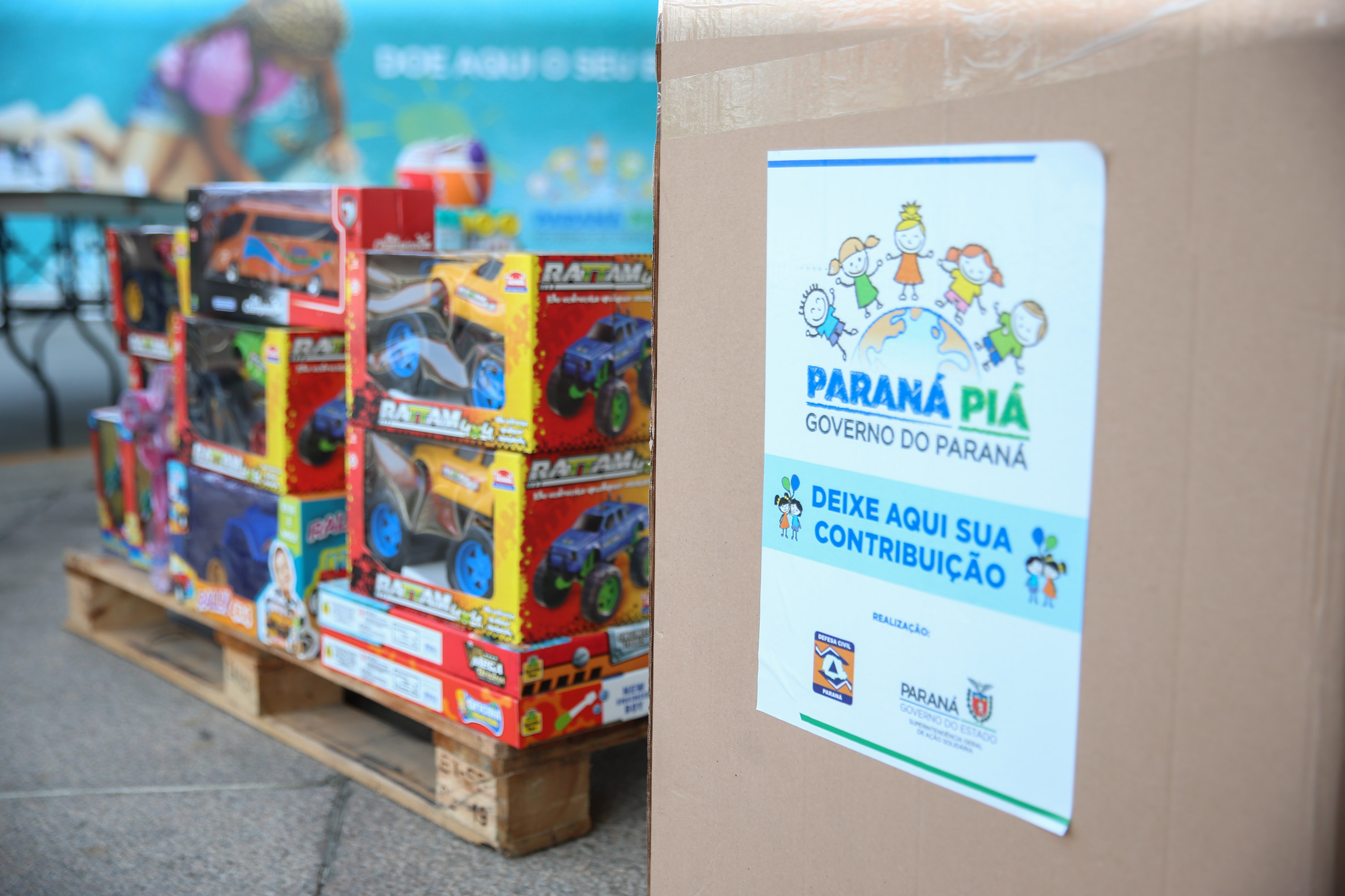 Parana Pia Nesta sexta-feira (02), acontece o último drive thru para entrega de brinquedos da campanha Paraná Piá no estacionamento do Palácio Iguaçu, em Curitiba. A primeira-dama Luciana Saito Massa acompanha a arrecadação.A campanha, promovida pela Superintendência Geral de Ação Solidária (SGAS), do Governo do Estado, arrecada brinquedos novos ou usados, em bom estado, para serem distribuídos em comemoração ao Dia das Crianças, celebrado no dia 12 de outubro. 02/10/2020 - Foto: Geraldo Bubniak/AEN
