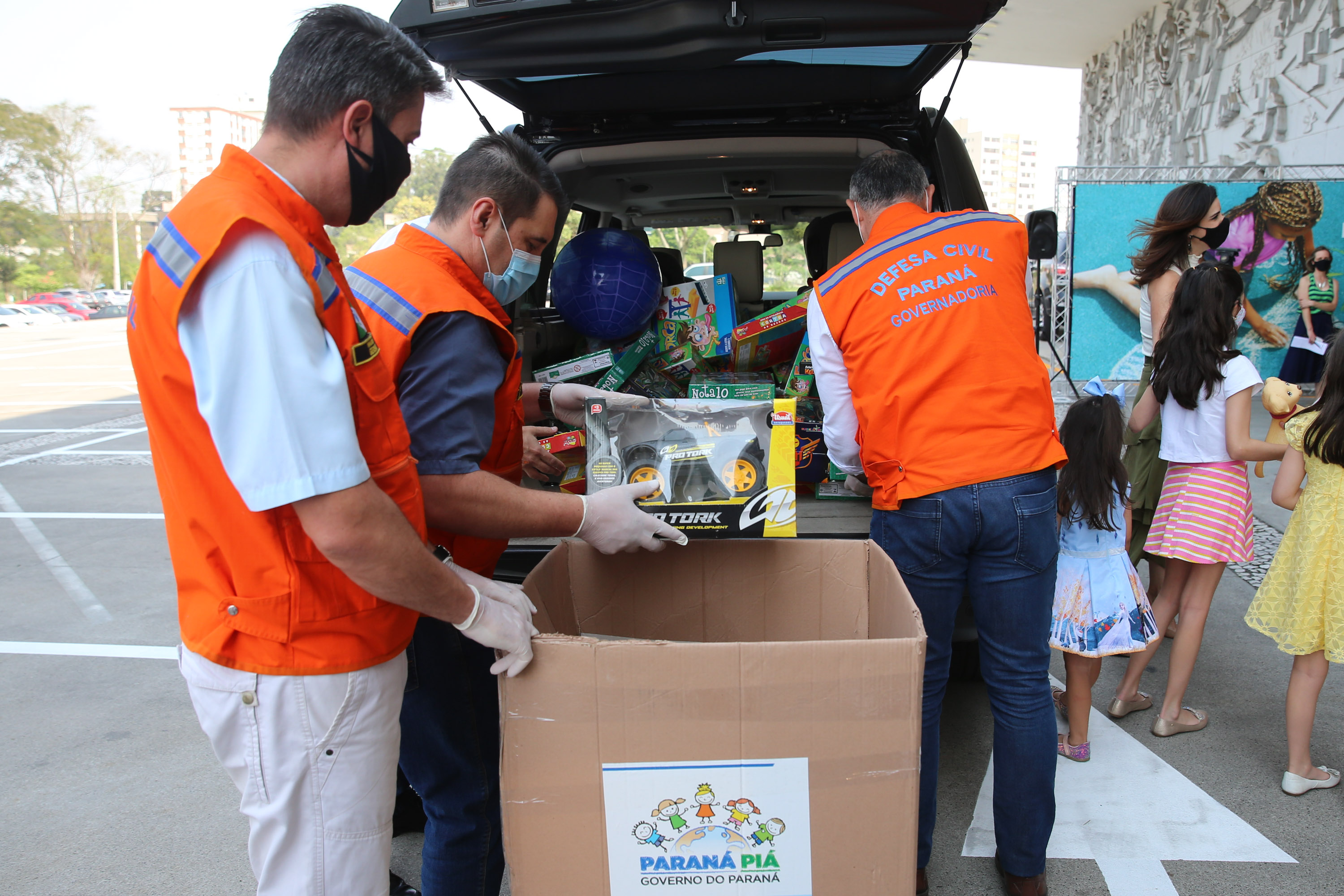 Parana Pia Nesta sexta-feira (02), acontece o último drive thru para entrega de brinquedos da campanha Paraná Piá no estacionamento do Palácio Iguaçu, em Curitiba. A primeira-dama Luciana Saito Massa acompanha a arrecadação.A campanha, promovida pela Superintendência Geral de Ação Solidária (SGAS), do Governo do Estado, arrecada brinquedos novos ou usados, em bom estado, para serem distribuídos em comemoração ao Dia das Crianças, celebrado no dia 12 de outubro. 02/10/2020 - Foto: Geraldo Bubniak/AEN