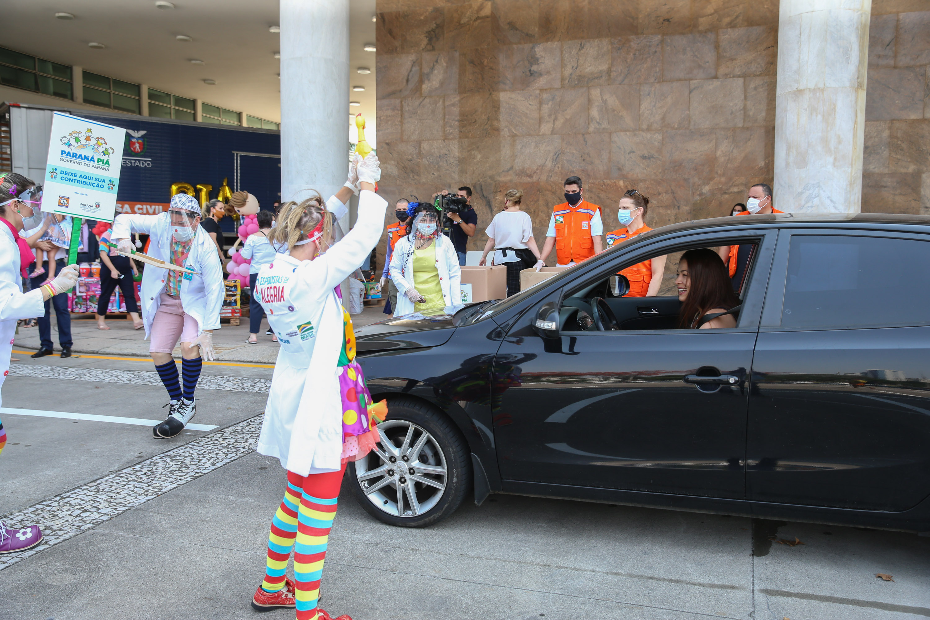 Parana Pia Nesta sexta-feira (02), acontece o último drive thru para entrega de brinquedos da campanha Paraná Piá no estacionamento do Palácio Iguaçu, em Curitiba. A primeira-dama Luciana Saito Massa acompanha a arrecadação.A campanha, promovida pela Superintendência Geral de Ação Solidária (SGAS), do Governo do Estado, arrecada brinquedos novos ou usados, em bom estado, para serem distribuídos em comemoração ao Dia das Crianças, celebrado no dia 12 de outubro. 02/10/2020 - Foto: Geraldo Bubniak/AEN