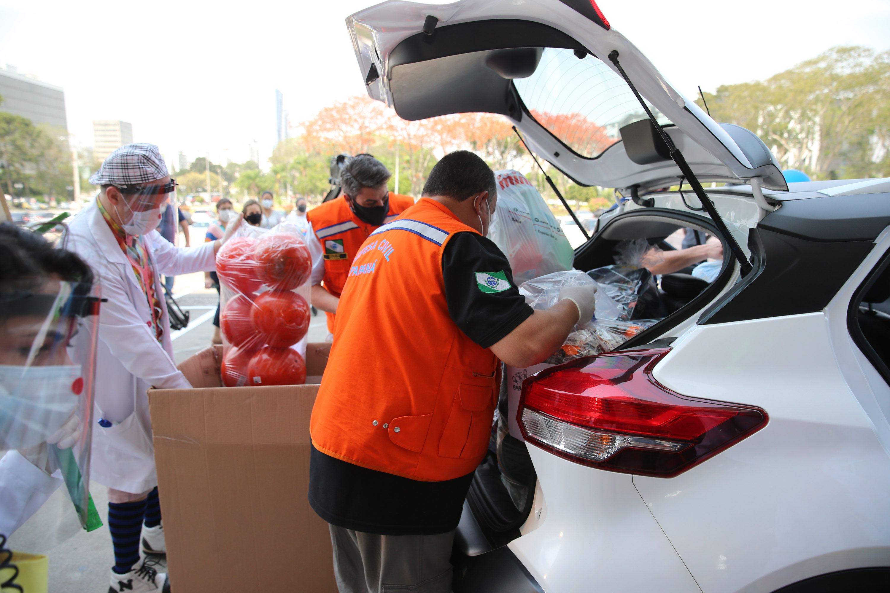 Parana Pia Nesta sexta-feira (02), acontece o último drive thru para entrega de brinquedos da campanha Paraná Piá no estacionamento do Palácio Iguaçu, em Curitiba. A primeira-dama Luciana Saito Massa acompanha a arrecadação.A campanha, promovida pela Superintendência Geral de Ação Solidária (SGAS), do Governo do Estado, arrecada brinquedos novos ou usados, em bom estado, para serem distribuídos em comemoração ao Dia das Crianças, celebrado no dia 12 de outubro. 02/10/2020 - Foto: Geraldo Bubniak/AEN