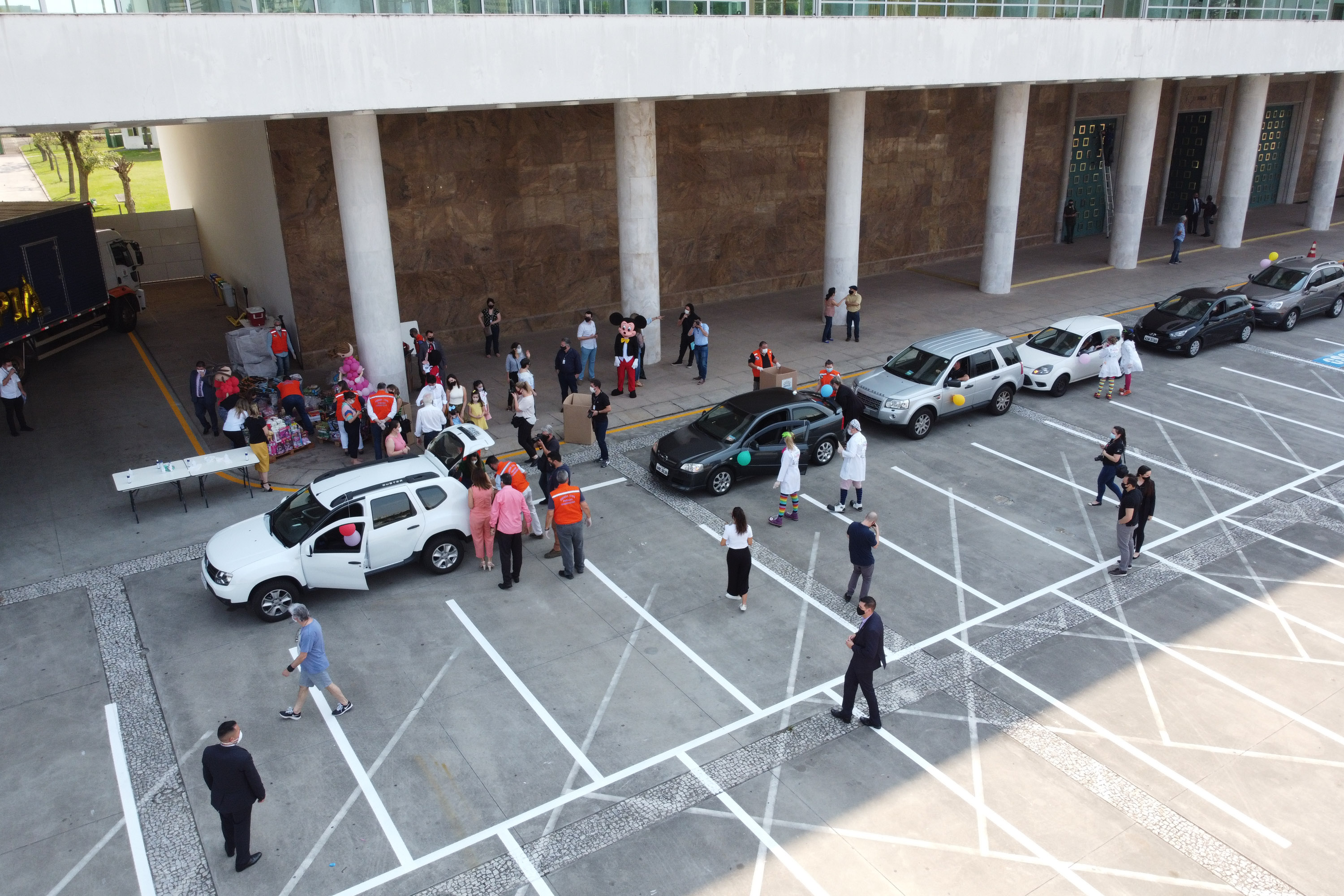 Parana Pia Nesta sexta-feira (02), acontece o último drive thru para entrega de brinquedos da campanha Paraná Piá no estacionamento do Palácio Iguaçu, em Curitiba. A primeira-dama Luciana Saito Massa acompanha a arrecadação.A campanha, promovida pela Superintendência Geral de Ação Solidária (SGAS), do Governo do Estado, arrecada brinquedos novos ou usados, em bom estado, para serem distribuídos em comemoração ao Dia das Crianças, celebrado no dia 12 de outubro. 02/10/2020 - Foto: Geraldo Bubniak/AEN