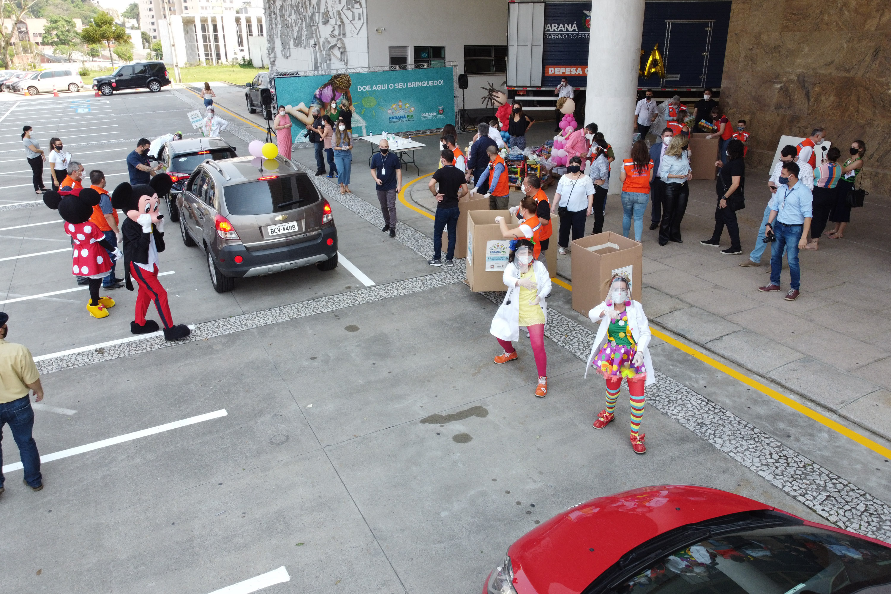 Parana Pia Nesta sexta-feira (02), acontece o último drive thru para entrega de brinquedos da campanha Paraná Piá no estacionamento do Palácio Iguaçu, em Curitiba. A primeira-dama Luciana Saito Massa acompanha a arrecadação.A campanha, promovida pela Superintendência Geral de Ação Solidária (SGAS), do Governo do Estado, arrecada brinquedos novos ou usados, em bom estado, para serem distribuídos em comemoração ao Dia das Crianças, celebrado no dia 12 de outubro. 02/10/2020 - Foto: Geraldo Bubniak/AEN