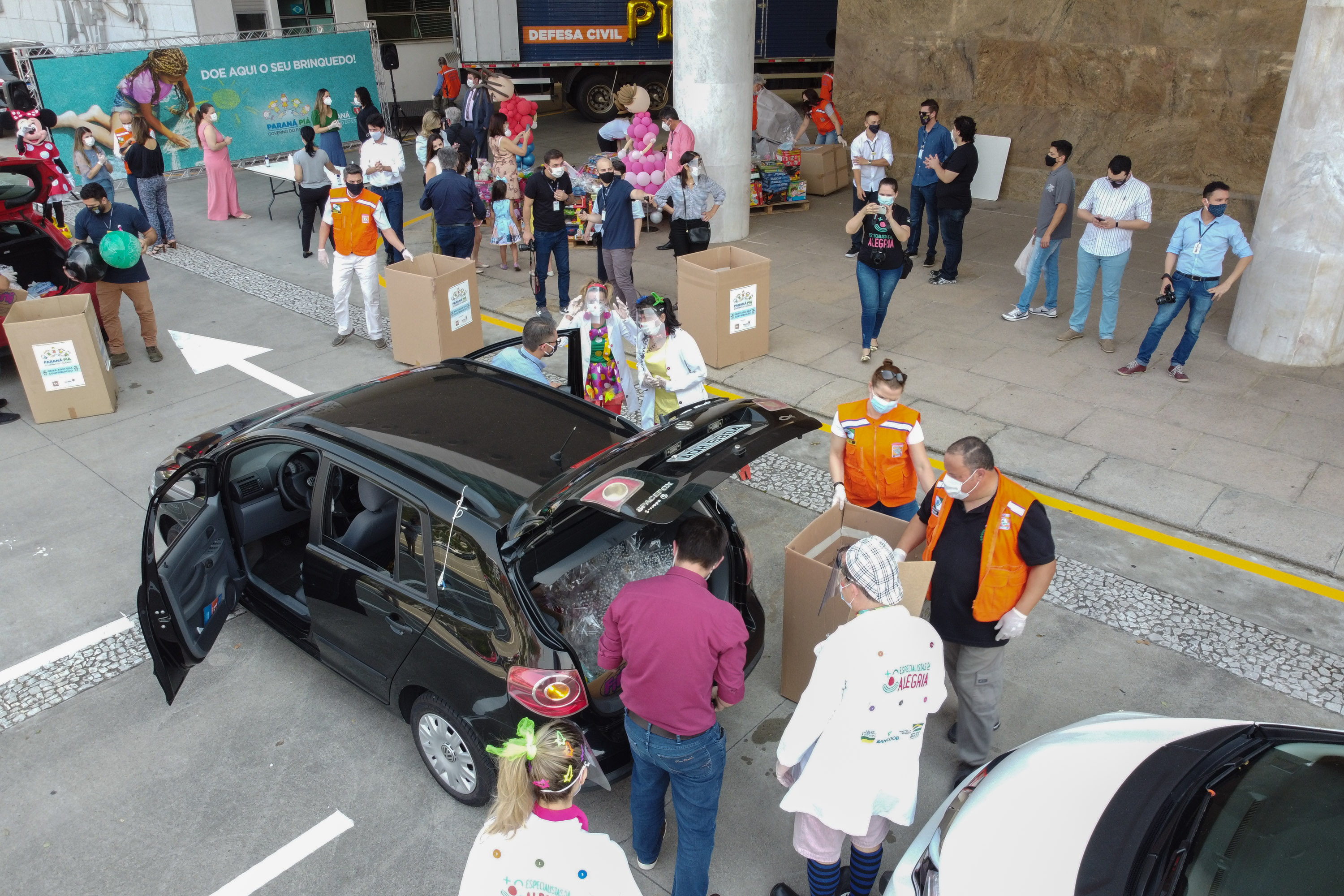 Parana Pia Nesta sexta-feira (02), acontece o último drive thru para entrega de brinquedos da campanha Paraná Piá no estacionamento do Palácio Iguaçu, em Curitiba. A primeira-dama Luciana Saito Massa acompanha a arrecadação.A campanha, promovida pela Superintendência Geral de Ação Solidária (SGAS), do Governo do Estado, arrecada brinquedos novos ou usados, em bom estado, para serem distribuídos em comemoração ao Dia das Crianças, celebrado no dia 12 de outubro. 02/10/2020 - Foto: Geraldo Bubniak/AEN