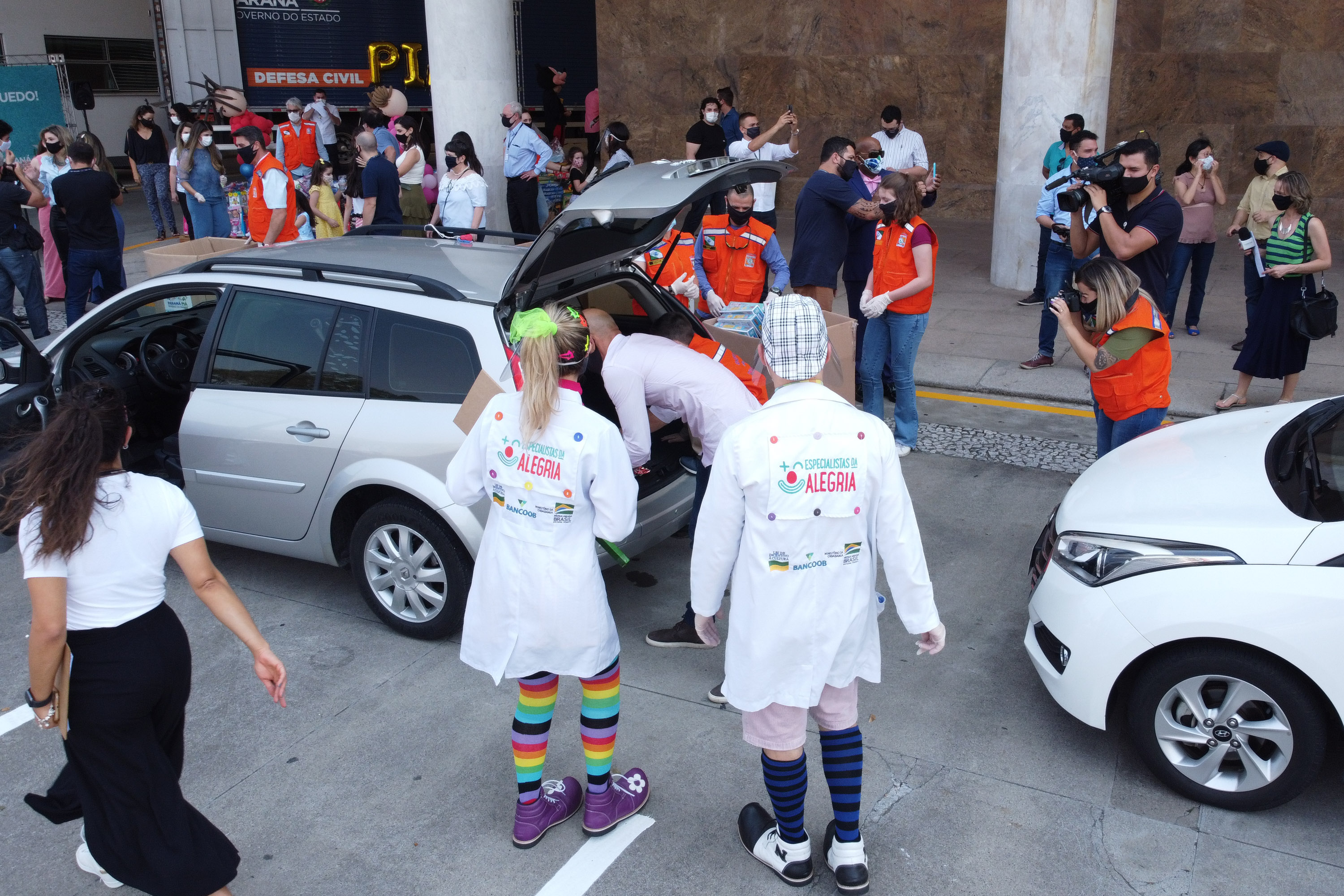 Parana Pia Nesta sexta-feira (02), acontece o último drive thru para entrega de brinquedos da campanha Paraná Piá no estacionamento do Palácio Iguaçu, em Curitiba. A primeira-dama Luciana Saito Massa acompanha a arrecadação.A campanha, promovida pela Superintendência Geral de Ação Solidária (SGAS), do Governo do Estado, arrecada brinquedos novos ou usados, em bom estado, para serem distribuídos em comemoração ao Dia das Crianças, celebrado no dia 12 de outubro. 02/10/2020 - Foto: Geraldo Bubniak/AEN
