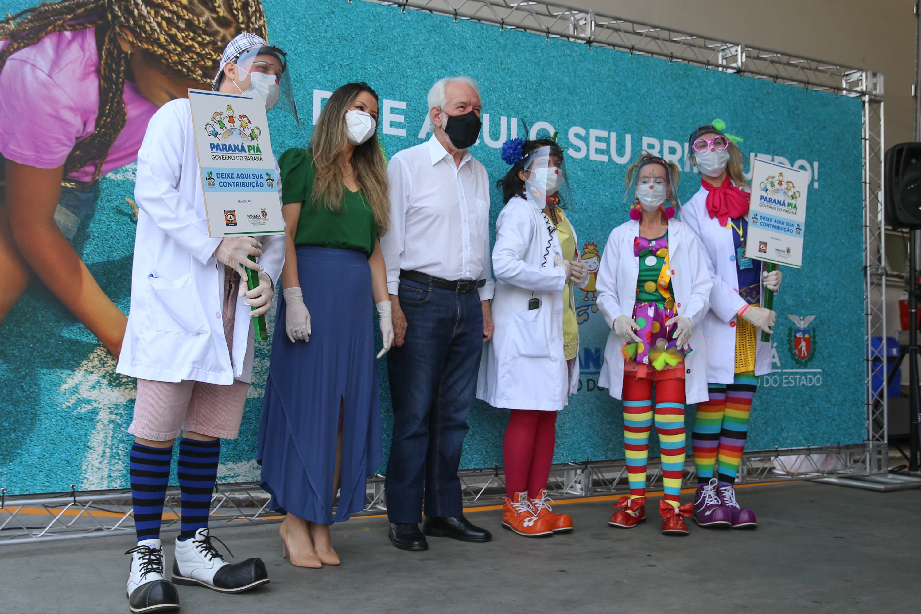 Parana Pia Nesta sexta-feira (02), acontece o último drive thru para entrega de brinquedos da campanha Paraná Piá no estacionamento do Palácio Iguaçu, em Curitiba. A primeira-dama Luciana Saito Massa acompanha a arrecadação.A campanha, promovida pela Superintendência Geral de Ação Solidária (SGAS), do Governo do Estado, arrecada brinquedos novos ou usados, em bom estado, para serem distribuídos em comemoração ao Dia das Crianças, celebrado no dia 12 de outubro. 02/10/2020 - Foto: Geraldo Bubniak/AEN