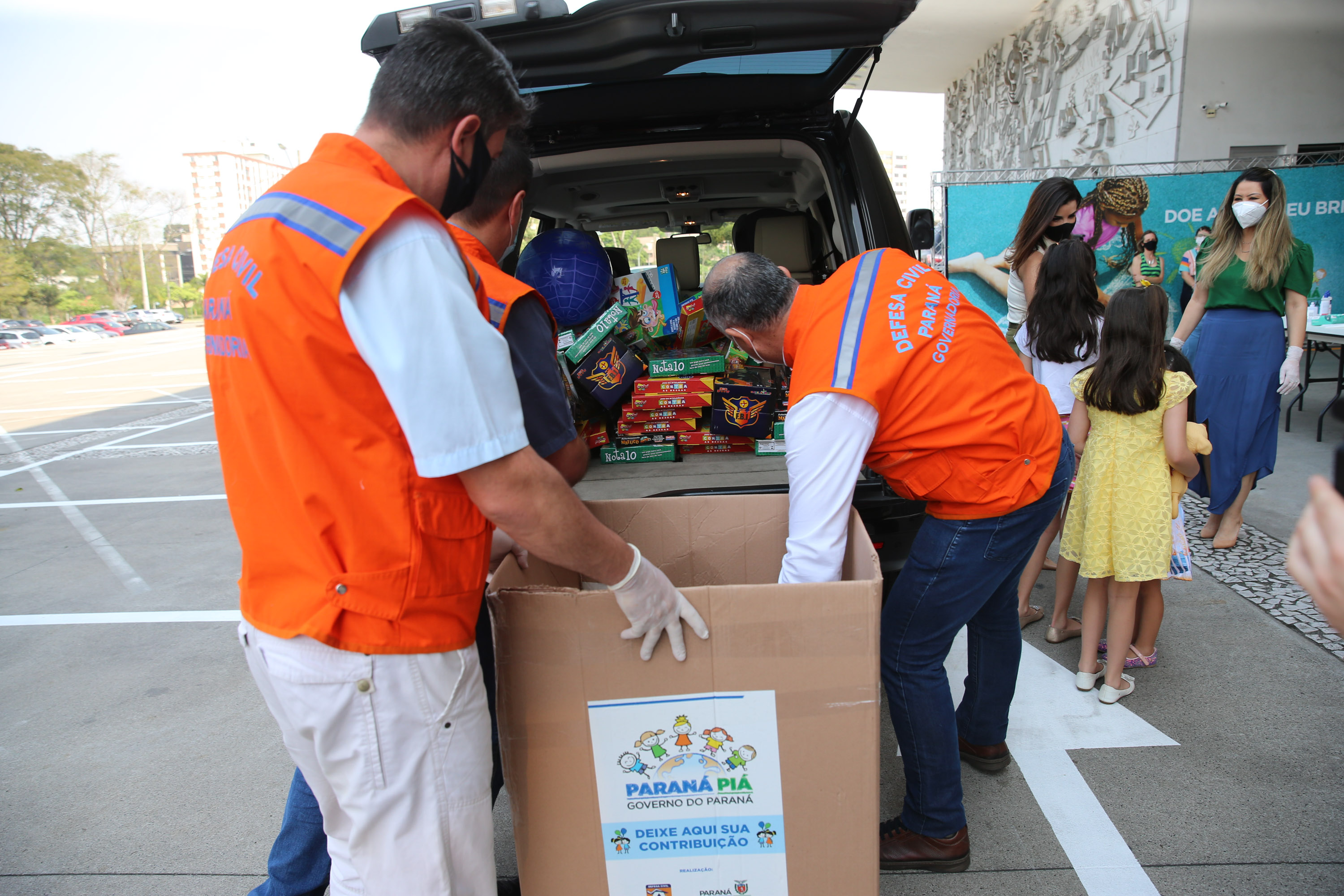 Parana Pia Nesta sexta-feira (02), acontece o último drive thru para entrega de brinquedos da campanha Paraná Piá no estacionamento do Palácio Iguaçu, em Curitiba. A primeira-dama Luciana Saito Massa acompanha a arrecadação.A campanha, promovida pela Superintendência Geral de Ação Solidária (SGAS), do Governo do Estado, arrecada brinquedos novos ou usados, em bom estado, para serem distribuídos em comemoração ao Dia das Crianças, celebrado no dia 12 de outubro. 02/10/2020 - Foto: Geraldo Bubniak/AEN