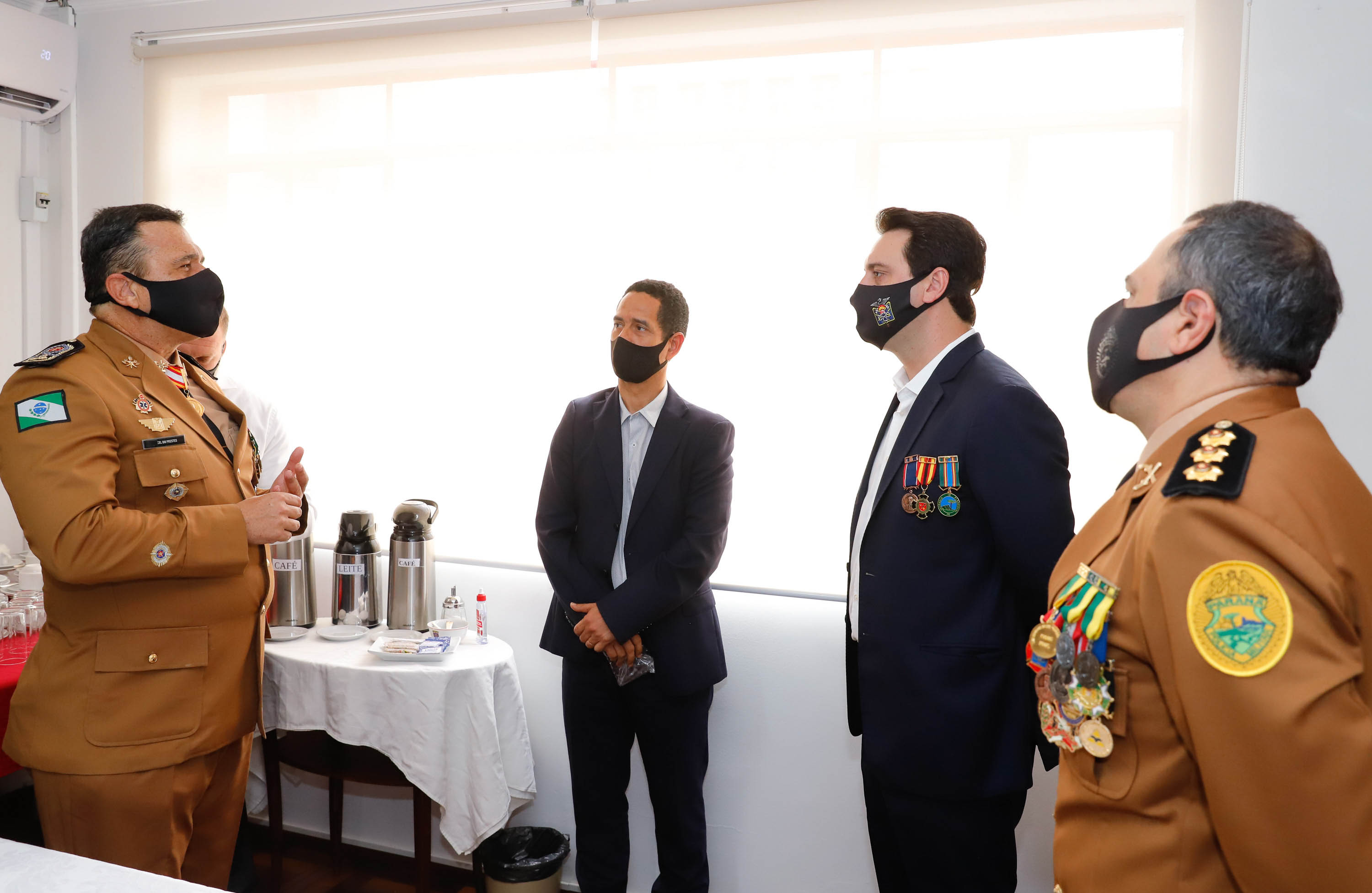 O governador Carlos Massa Ratinho Junior participou nesta quinta-feira (8) da comemoração dos 108 anos do Corpo de Bombeiros do Paraná. Na cerimônia, realizada no Quartel do Comando-Geral, em Curitiba, ele entregou à corporação 15 novas viaturas, incluindo quatro caminhões autobomba tanque. O investimento nos veículos foi de cerca de R$ 4,5 milhões.