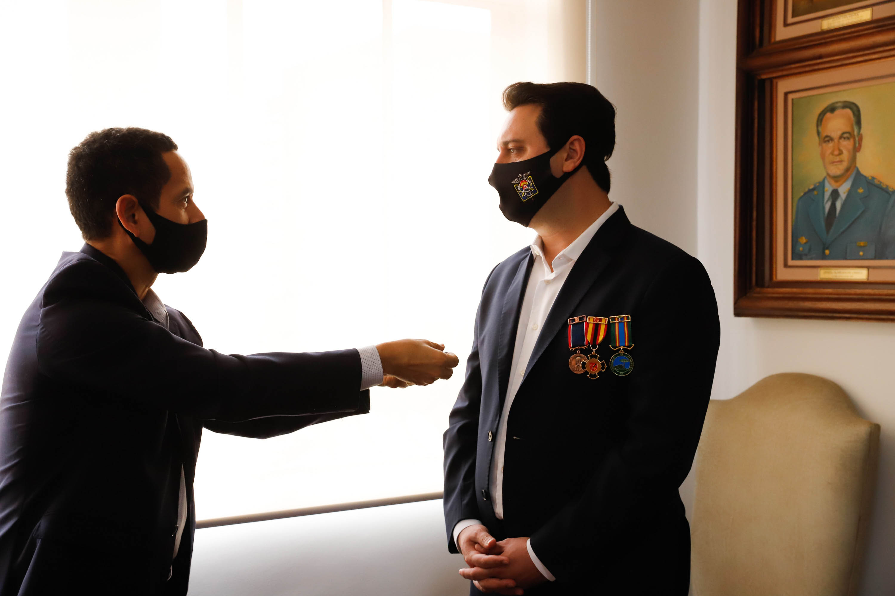O governador Carlos Massa Ratinho Junior participou nesta quinta-feira (8) da comemoração dos 108 anos do Corpo de Bombeiros do Paraná. Na cerimônia, realizada no Quartel do Comando-Geral, em Curitiba, ele entregou à corporação 15 novas viaturas, incluindo quatro caminhões autobomba tanque. O investimento nos veículos foi de cerca de R$ 4,5 milhões.
