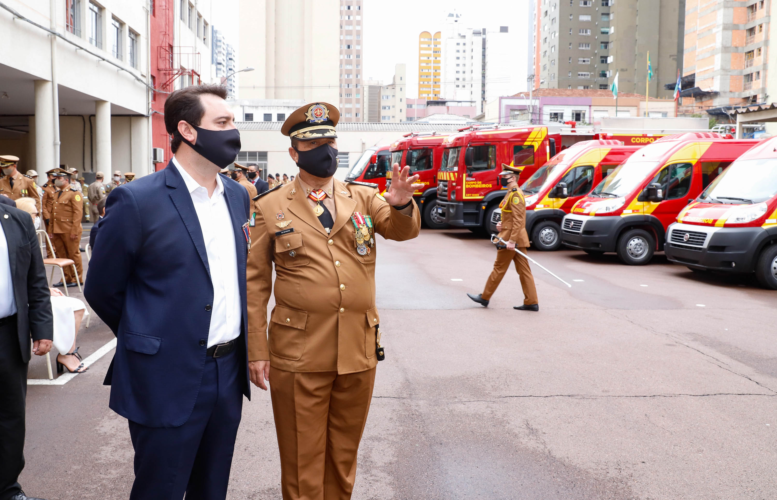 O governador Carlos Massa Ratinho Junior participou nesta quinta-feira (8) da comemoração dos 108 anos do Corpo de Bombeiros do Paraná. Na cerimônia, realizada no Quartel do Comando-Geral, em Curitiba, ele entregou à corporação 15 novas viaturas, incluindo quatro caminhões autobomba tanque. O investimento nos veículos foi de cerca de R$ 4,5 milhões.