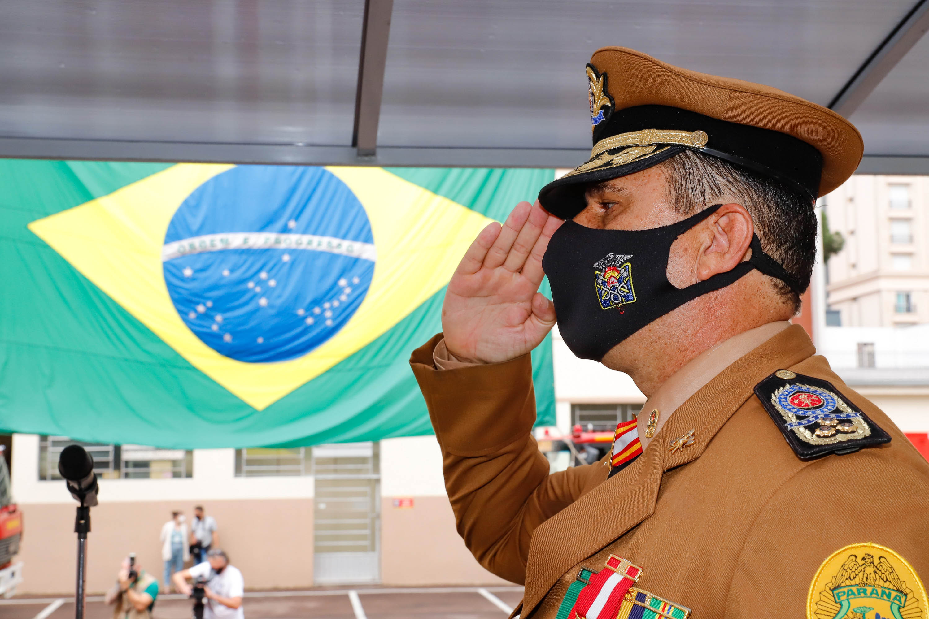 O governador Carlos Massa Ratinho Junior participou nesta quinta-feira (8) da comemoração dos 108 anos do Corpo de Bombeiros do Paraná. Na cerimônia, realizada no Quartel do Comando-Geral, em Curitiba, ele entregou à corporação 15 novas viaturas, incluindo quatro caminhões autobomba tanque. O investimento nos veículos foi de cerca de R$ 4,5 milhões.