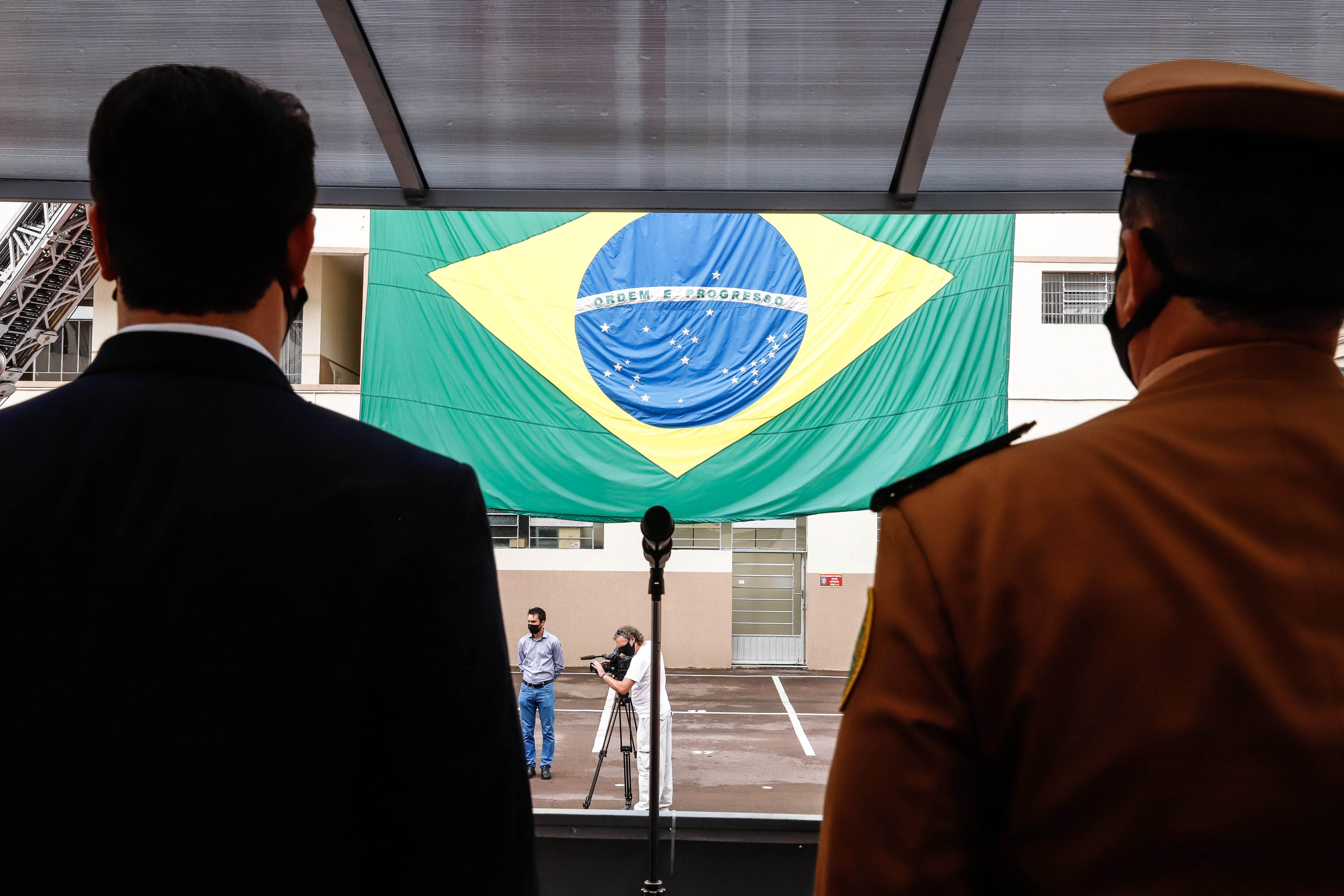 O governador Carlos Massa Ratinho Junior participou nesta quinta-feira (8) da comemoração dos 108 anos do Corpo de Bombeiros do Paraná. Na cerimônia, realizada no Quartel do Comando-Geral, em Curitiba, ele entregou à corporação 15 novas viaturas, incluindo quatro caminhões autobomba tanque. O investimento nos veículos foi de cerca de R$ 4,5 milhões.