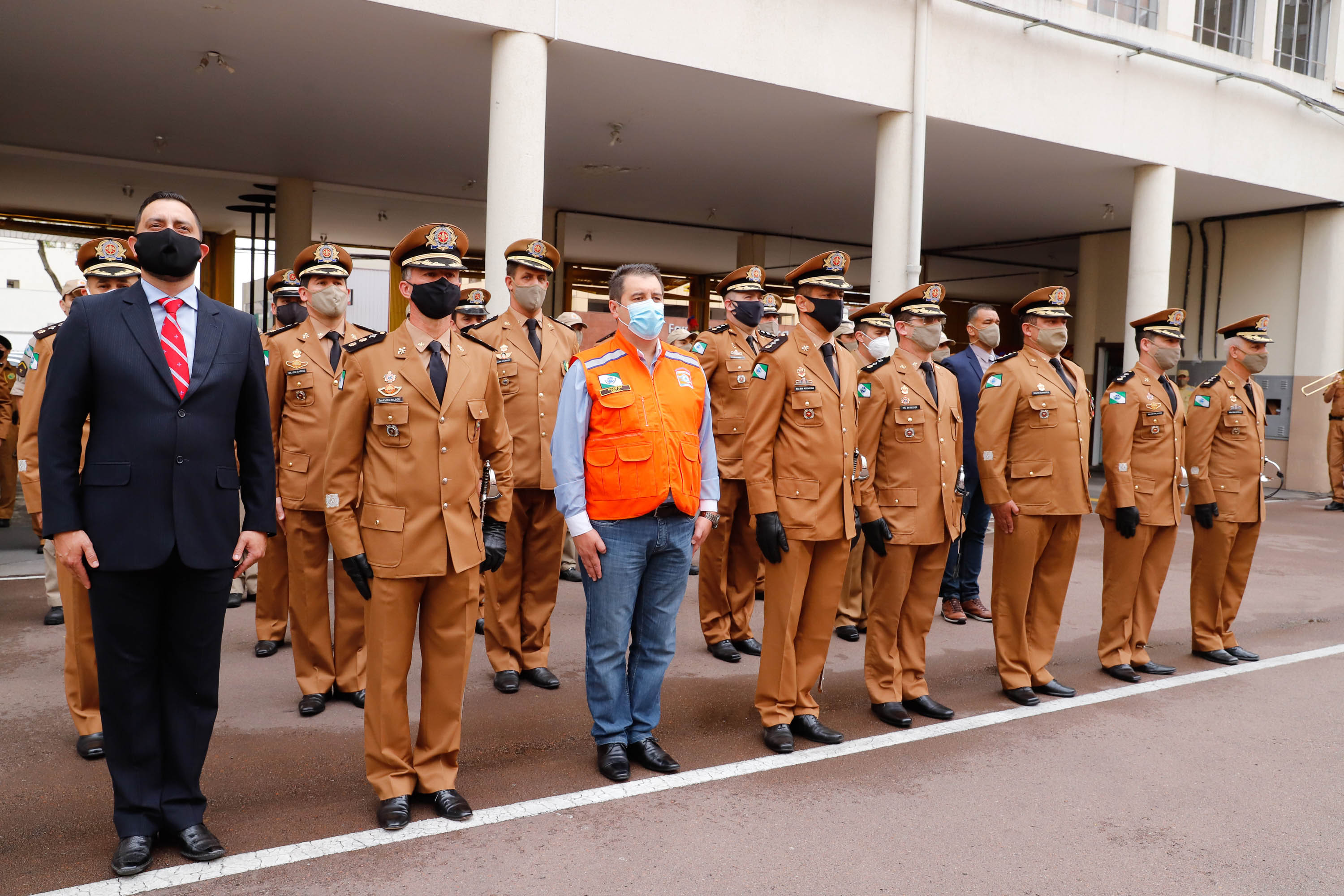 O governador Carlos Massa Ratinho Junior participou nesta quinta-feira (8) da comemoração dos 108 anos do Corpo de Bombeiros do Paraná. Na cerimônia, realizada no Quartel do Comando-Geral, em Curitiba, ele entregou à corporação 15 novas viaturas, incluindo quatro caminhões autobomba tanque. O investimento nos veículos foi de cerca de R$ 4,5 milhões.
