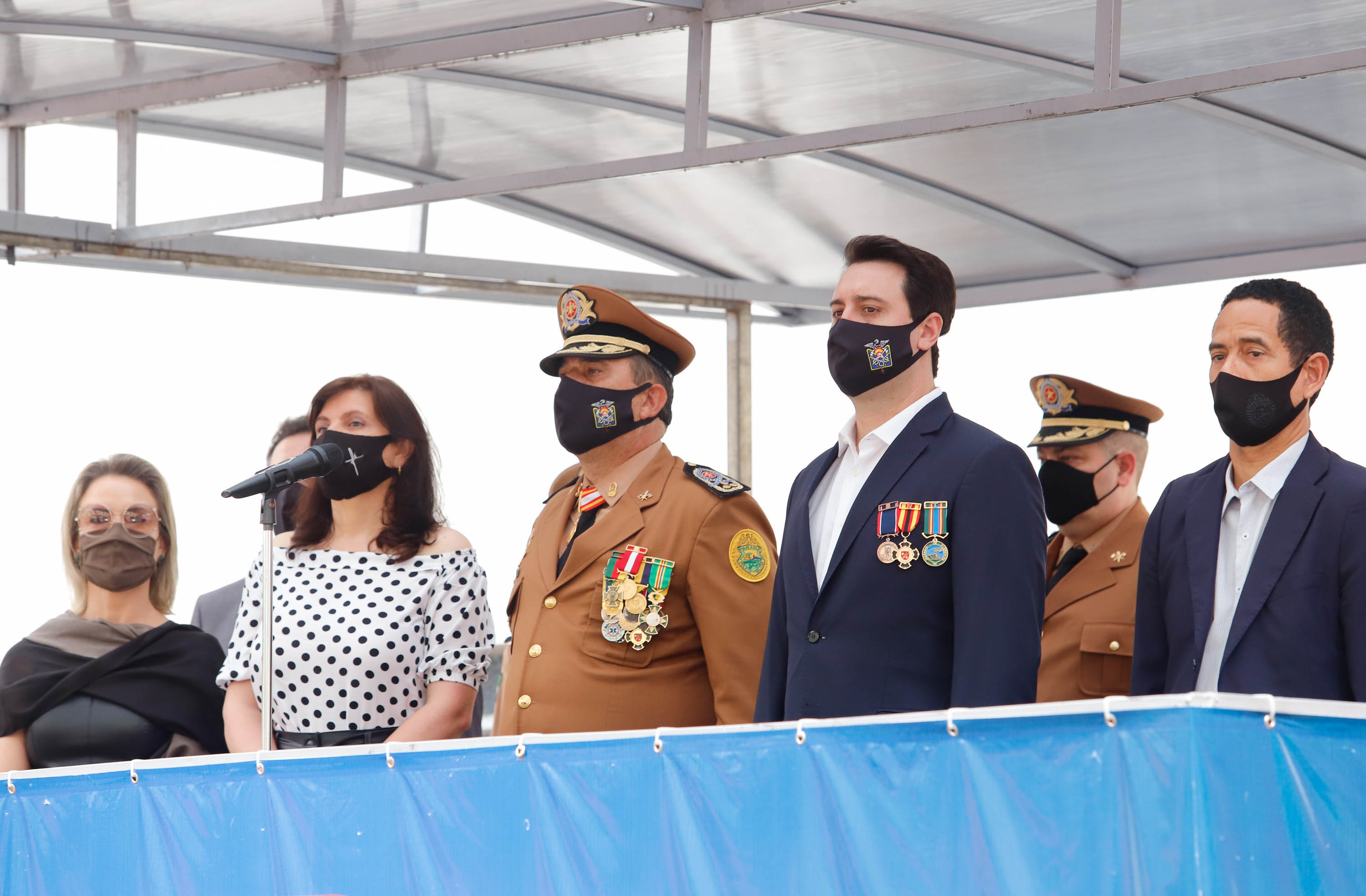 O governador Carlos Massa Ratinho Junior participou nesta quinta-feira (8) da comemoração dos 108 anos do Corpo de Bombeiros do Paraná. Na cerimônia, realizada no Quartel do Comando-Geral, em Curitiba, ele entregou à corporação 15 novas viaturas, incluindo quatro caminhões autobomba tanque. O investimento nos veículos foi de cerca de R$ 4,5 milhões.