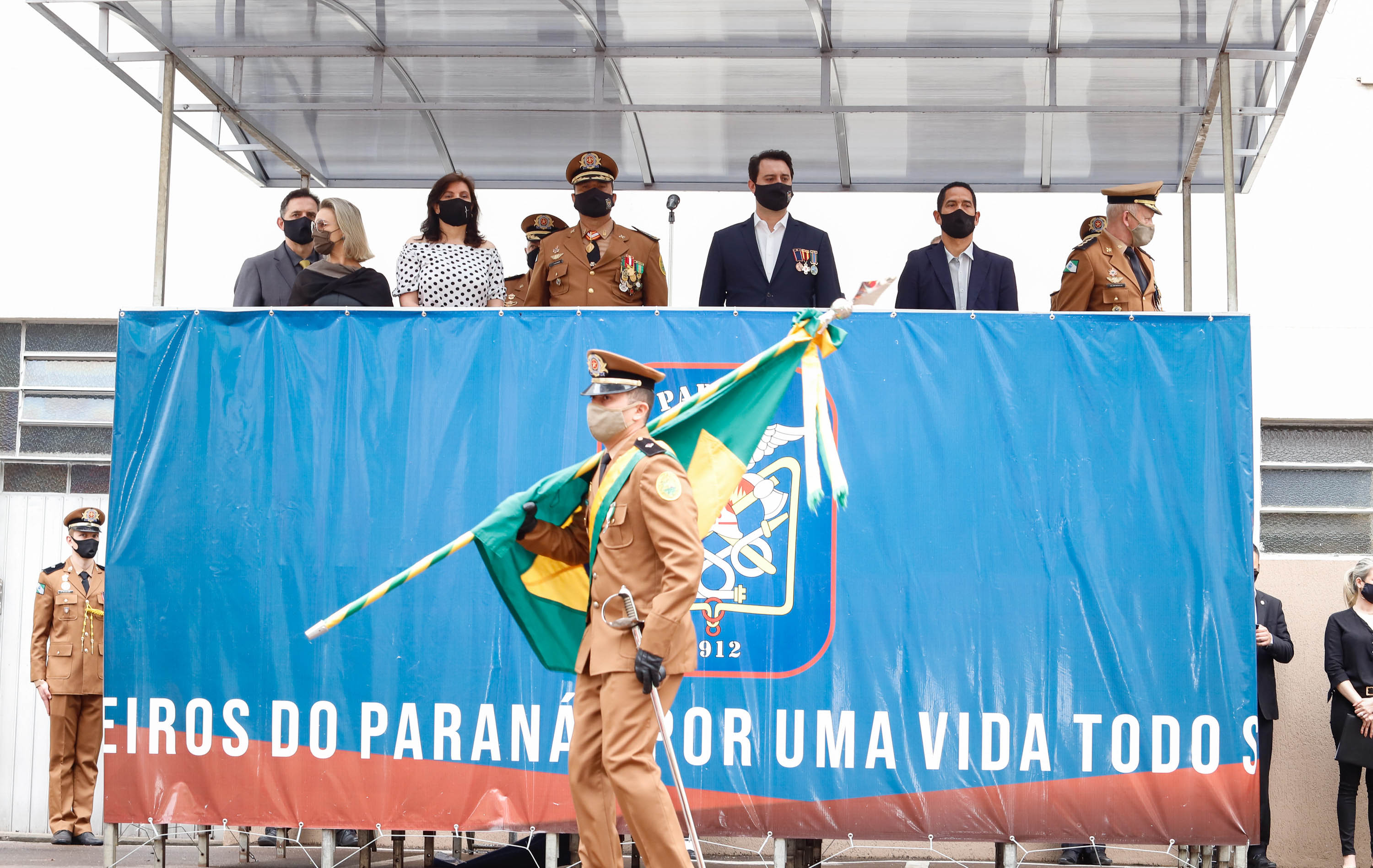 O governador Carlos Massa Ratinho Junior participou nesta quinta-feira (8) da comemoração dos 108 anos do Corpo de Bombeiros do Paraná. Na cerimônia, realizada no Quartel do Comando-Geral, em Curitiba, ele entregou à corporação 15 novas viaturas, incluindo quatro caminhões autobomba tanque. O investimento nos veículos foi de cerca de R$ 4,5 milhões.