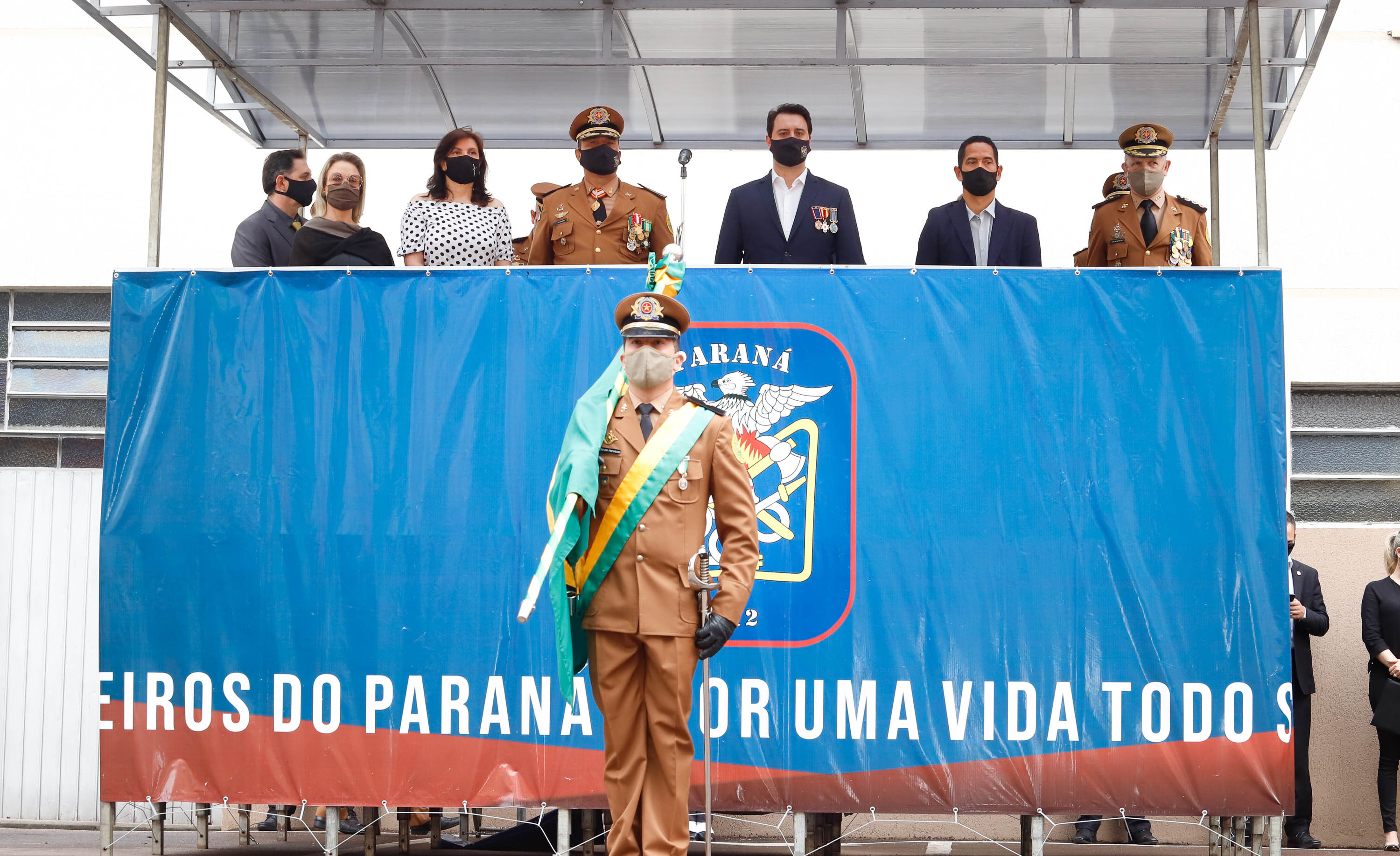 O governador Carlos Massa Ratinho Junior participou nesta quinta-feira (8) da comemoração dos 108 anos do Corpo de Bombeiros do Paraná. Na cerimônia, realizada no Quartel do Comando-Geral, em Curitiba, ele entregou à corporação 15 novas viaturas, incluindo quatro caminhões autobomba tanque. O investimento nos veículos foi de cerca de R$ 4,5 milhões.