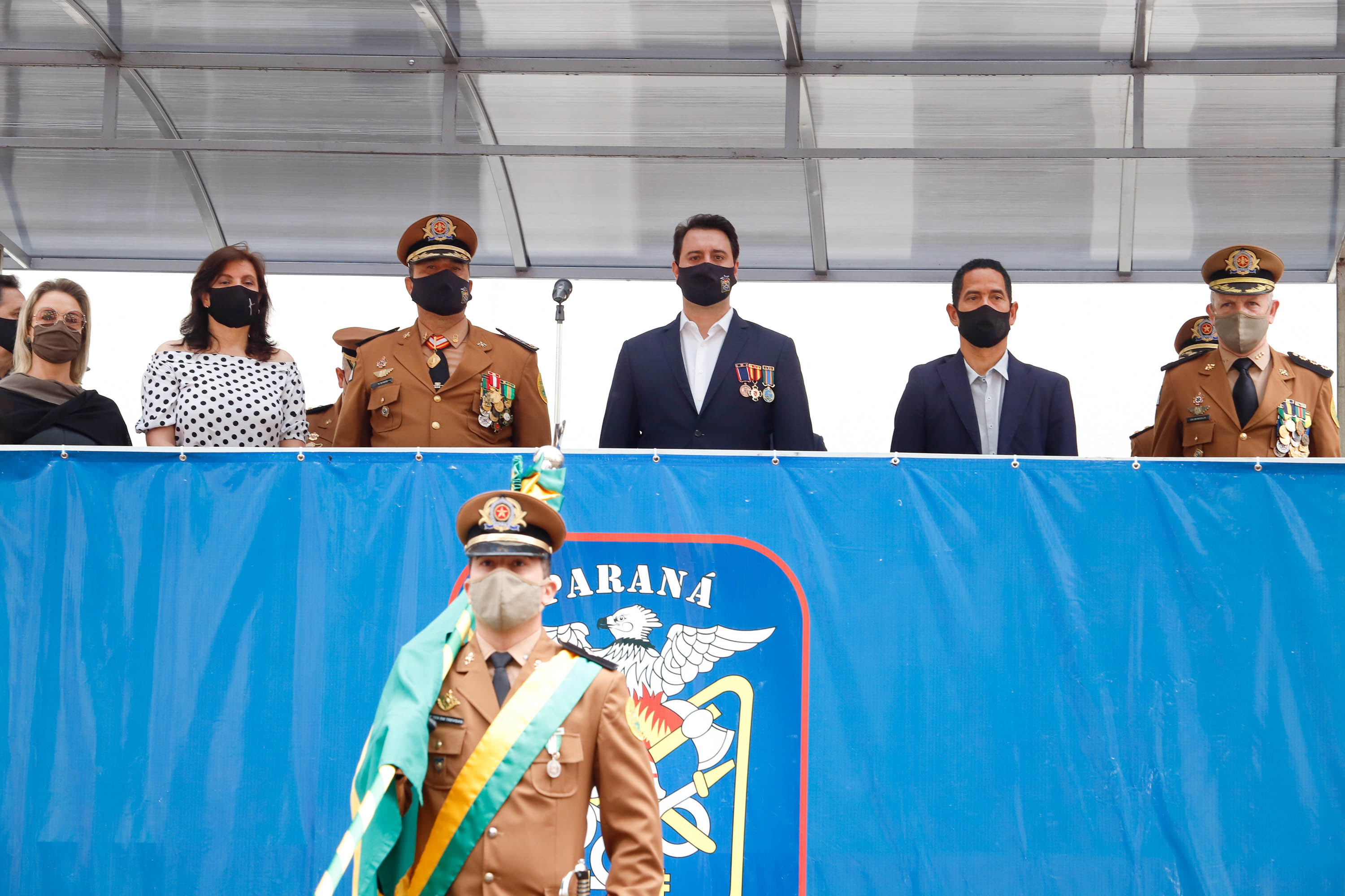 O governador Carlos Massa Ratinho Junior participou nesta quinta-feira (8) da comemoração dos 108 anos do Corpo de Bombeiros do Paraná. Na cerimônia, realizada no Quartel do Comando-Geral, em Curitiba, ele entregou à corporação 15 novas viaturas, incluindo quatro caminhões autobomba tanque. O investimento nos veículos foi de cerca de R$ 4,5 milhões.