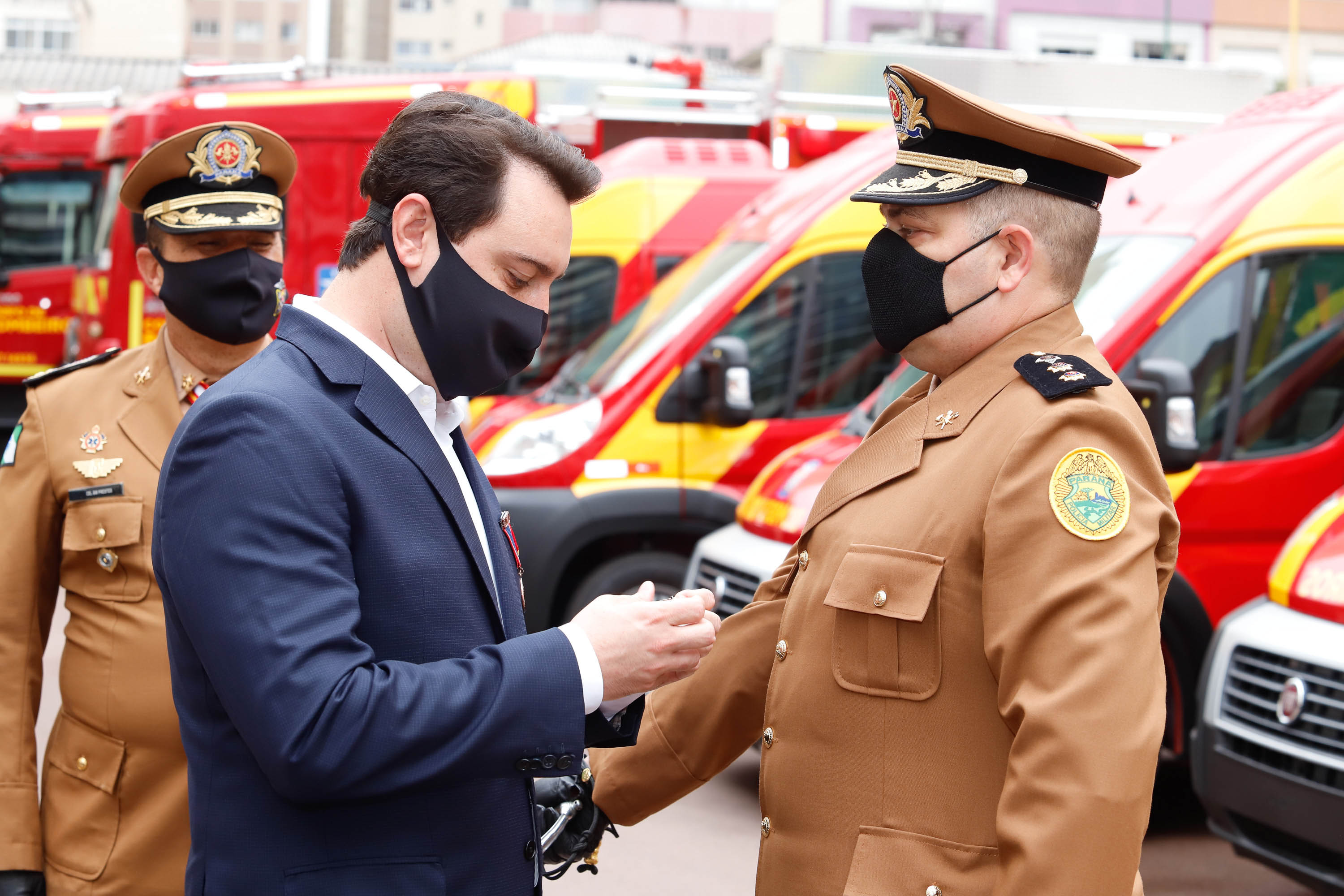 O governador Carlos Massa Ratinho Junior participou nesta quinta-feira (8) da comemoração dos 108 anos do Corpo de Bombeiros do Paraná. Na cerimônia, realizada no Quartel do Comando-Geral, em Curitiba, ele entregou à corporação 15 novas viaturas, incluindo quatro caminhões autobomba tanque. O investimento nos veículos foi de cerca de R$ 4,5 milhões.