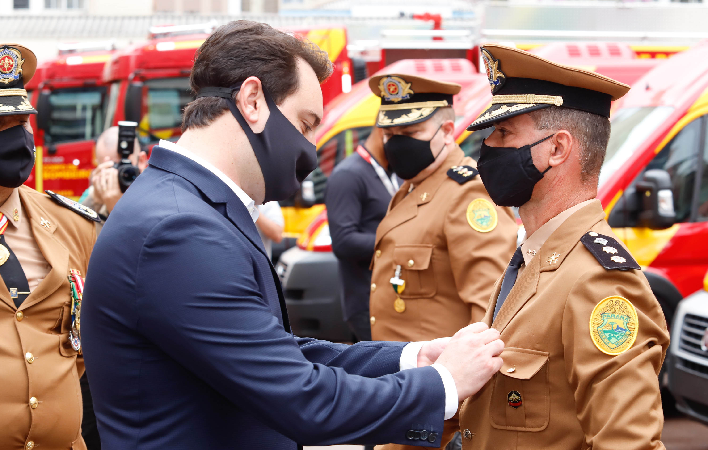O governador Carlos Massa Ratinho Junior participou nesta quinta-feira (8) da comemoração dos 108 anos do Corpo de Bombeiros do Paraná. Na cerimônia, realizada no Quartel do Comando-Geral, em Curitiba, ele entregou à corporação 15 novas viaturas, incluindo quatro caminhões autobomba tanque. O investimento nos veículos foi de cerca de R$ 4,5 milhões.