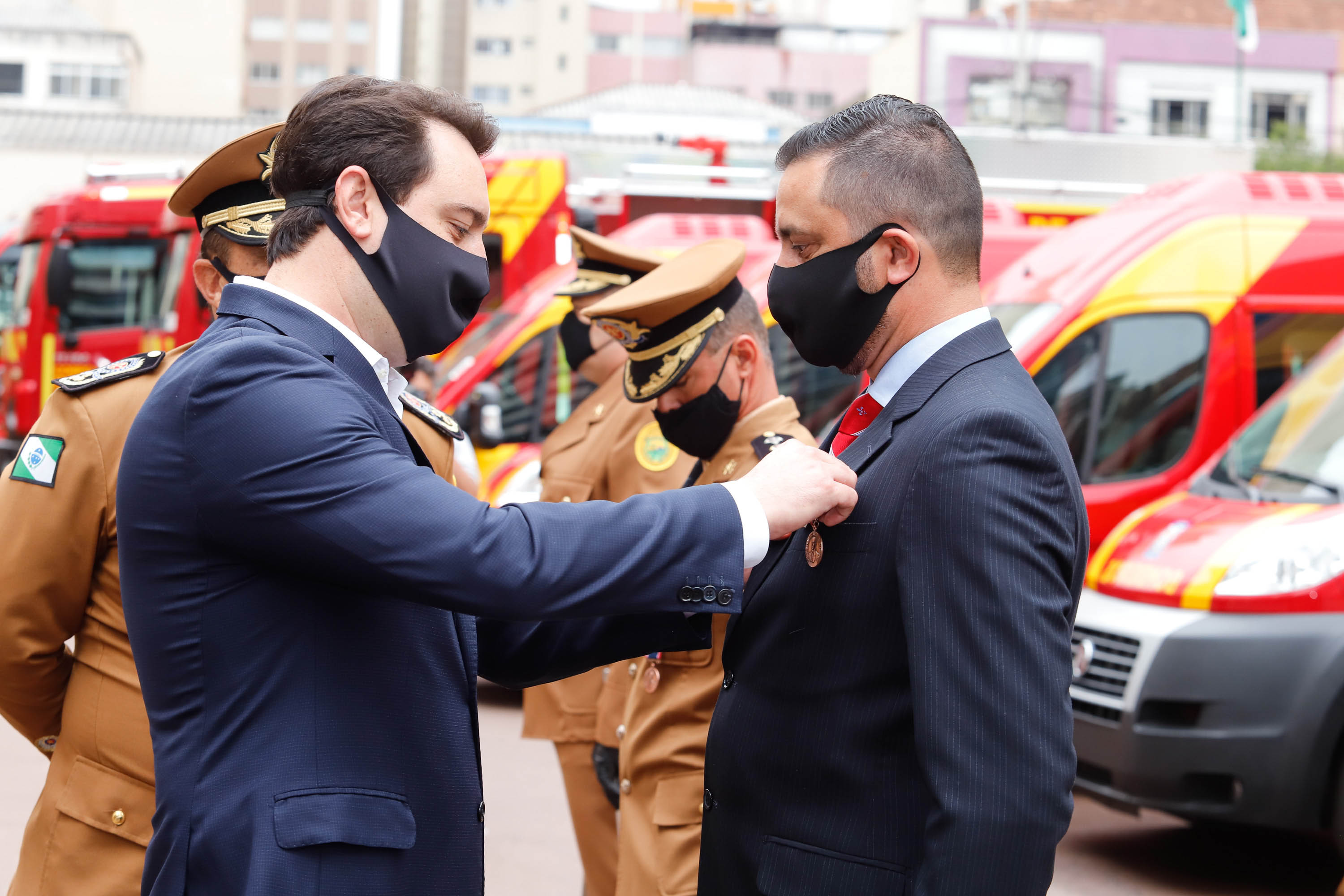 O governador Carlos Massa Ratinho Junior participou nesta quinta-feira (8) da comemoração dos 108 anos do Corpo de Bombeiros do Paraná. Na cerimônia, realizada no Quartel do Comando-Geral, em Curitiba, ele entregou à corporação 15 novas viaturas, incluindo quatro caminhões autobomba tanque. O investimento nos veículos foi de cerca de R$ 4,5 milhões.