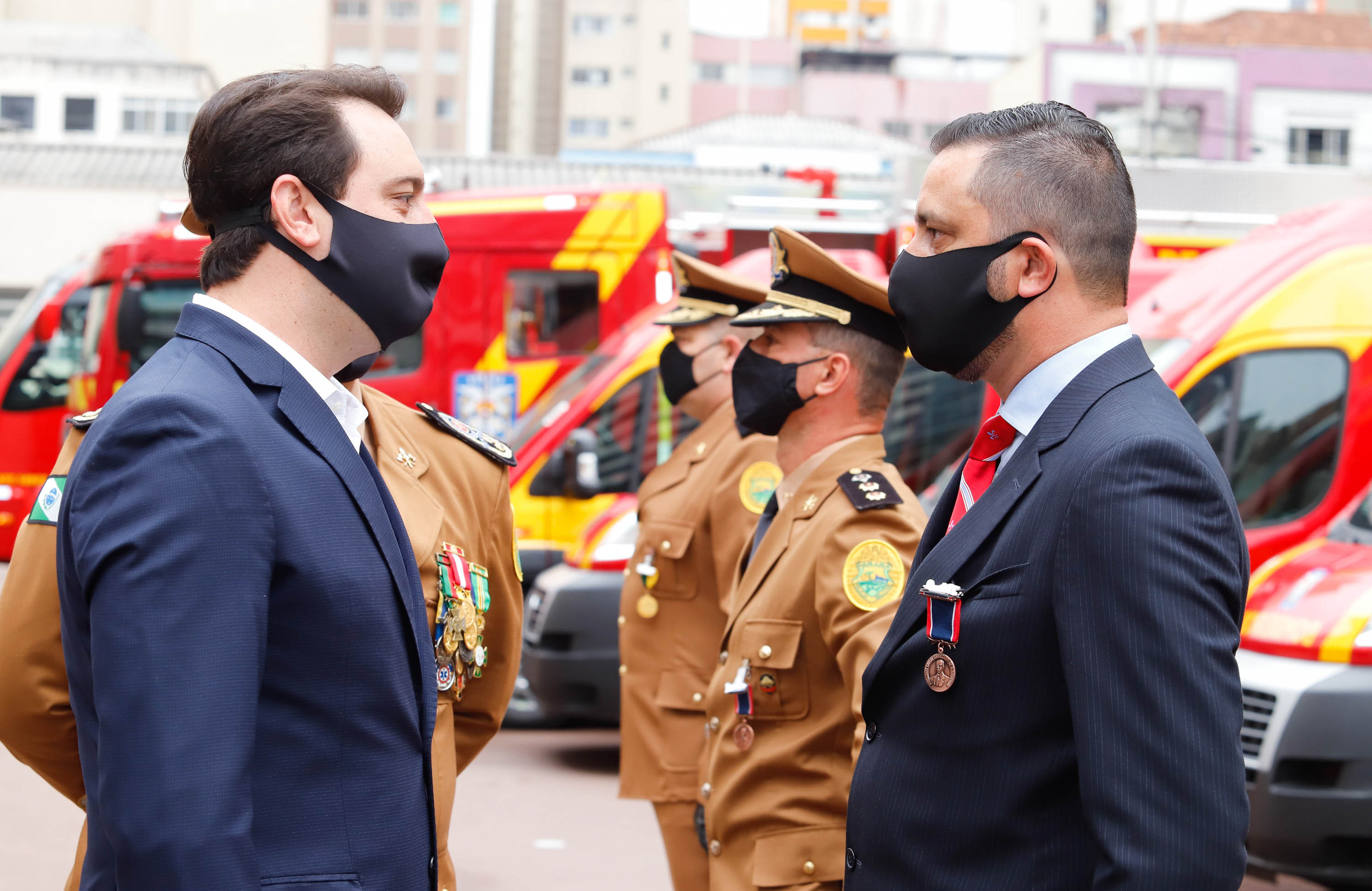 O governador Carlos Massa Ratinho Junior participou nesta quinta-feira (8) da comemoração dos 108 anos do Corpo de Bombeiros do Paraná. Na cerimônia, realizada no Quartel do Comando-Geral, em Curitiba, ele entregou à corporação 15 novas viaturas, incluindo quatro caminhões autobomba tanque. O investimento nos veículos foi de cerca de R$ 4,5 milhões.