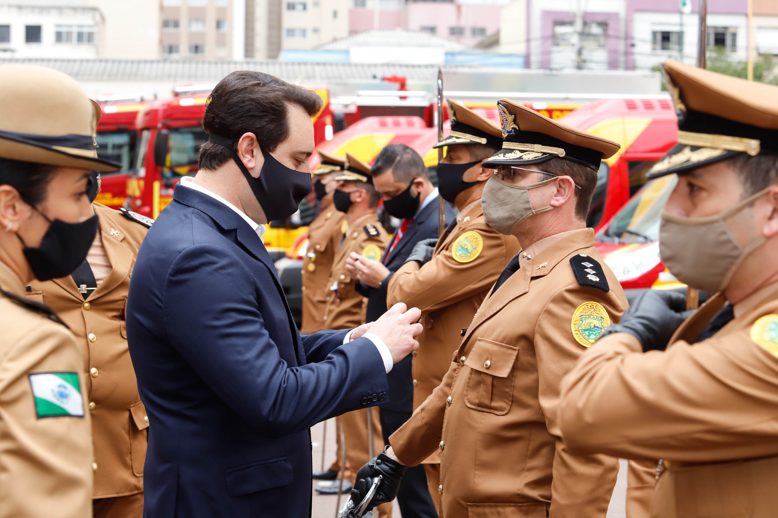 O governador Carlos Massa Ratinho Junior participou nesta quinta-feira (8) da comemoração dos 108 anos do Corpo de Bombeiros do Paraná. Na cerimônia, realizada no Quartel do Comando-Geral, em Curitiba, ele entregou à corporação 15 novas viaturas, incluindo quatro caminhões autobomba tanque. O investimento nos veículos foi de cerca de R$ 4,5 milhões.