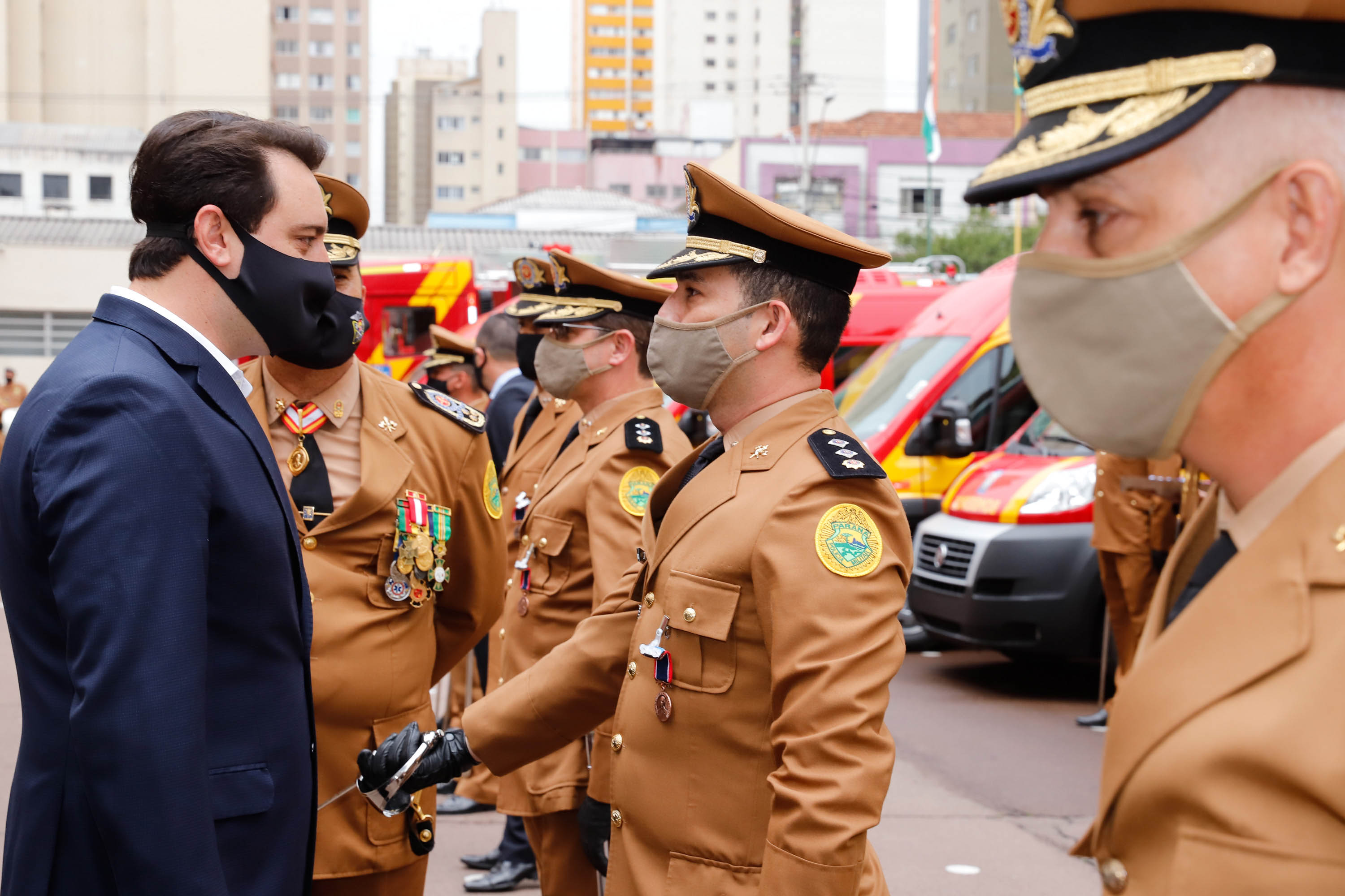 O governador Carlos Massa Ratinho Junior participou nesta quinta-feira (8) da comemoração dos 108 anos do Corpo de Bombeiros do Paraná. Na cerimônia, realizada no Quartel do Comando-Geral, em Curitiba, ele entregou à corporação 15 novas viaturas, incluindo quatro caminhões autobomba tanque. O investimento nos veículos foi de cerca de R$ 4,5 milhões.
