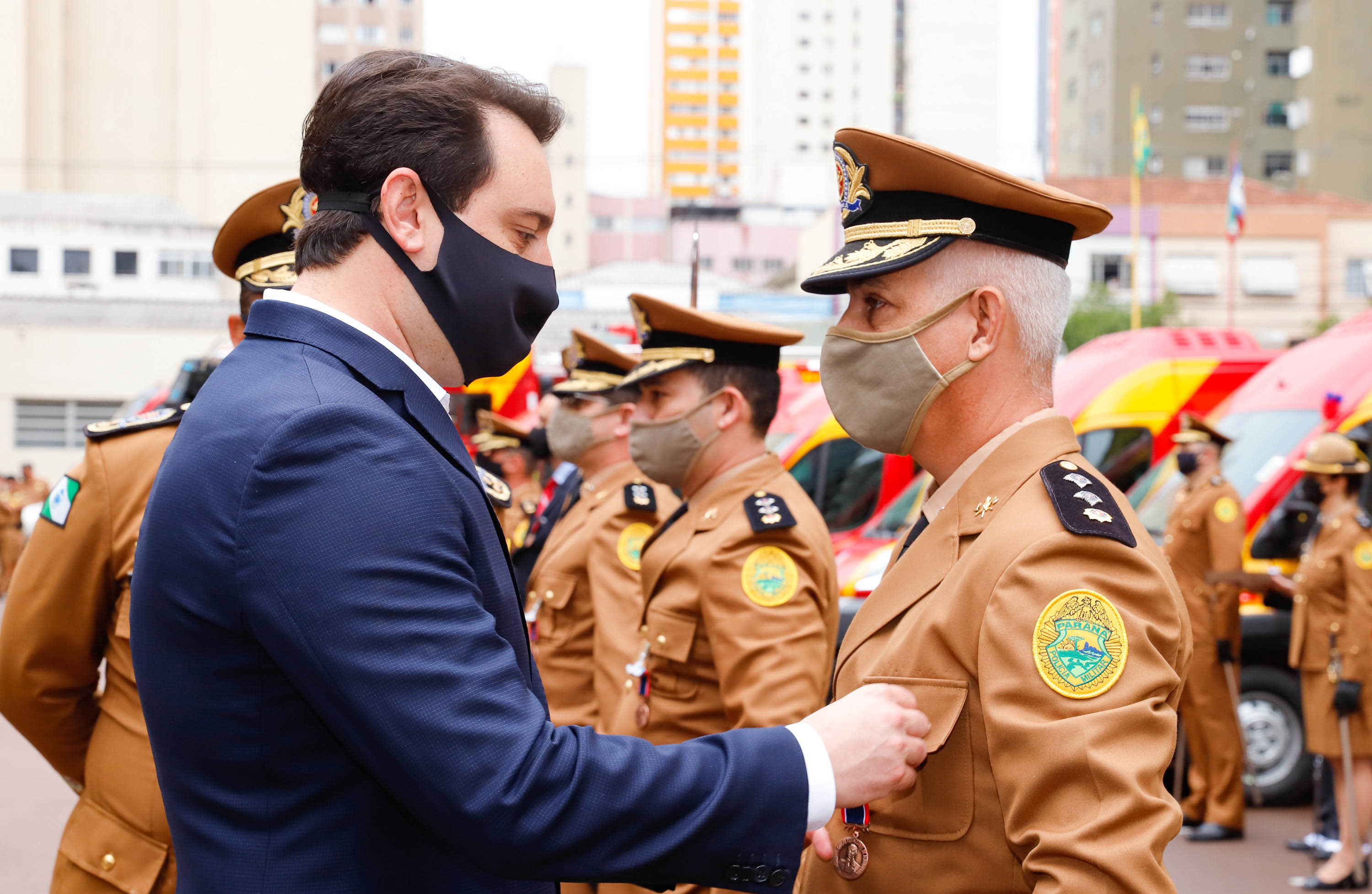 O governador Carlos Massa Ratinho Junior participou nesta quinta-feira (8) da comemoração dos 108 anos do Corpo de Bombeiros do Paraná. Na cerimônia, realizada no Quartel do Comando-Geral, em Curitiba, ele entregou à corporação 15 novas viaturas, incluindo quatro caminhões autobomba tanque. O investimento nos veículos foi de cerca de R$ 4,5 milhões.