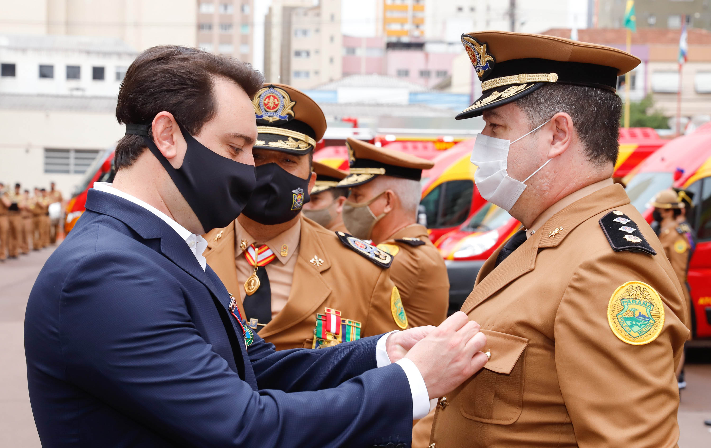 O governador Carlos Massa Ratinho Junior participou nesta quinta-feira (8) da comemoração dos 108 anos do Corpo de Bombeiros do Paraná. Na cerimônia, realizada no Quartel do Comando-Geral, em Curitiba, ele entregou à corporação 15 novas viaturas, incluindo quatro caminhões autobomba tanque. O investimento nos veículos foi de cerca de R$ 4,5 milhões.