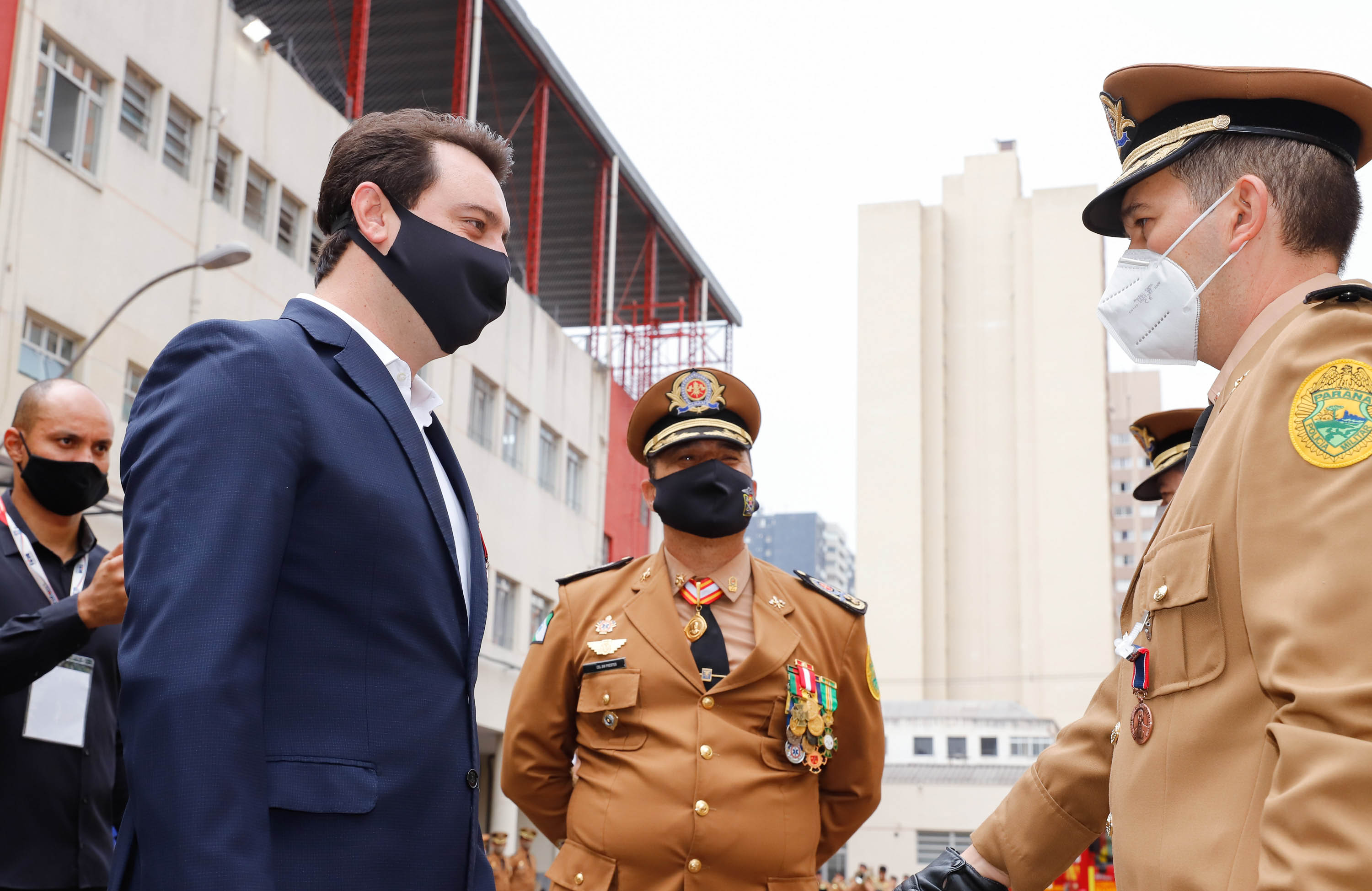 O governador Carlos Massa Ratinho Junior participou nesta quinta-feira (8) da comemoração dos 108 anos do Corpo de Bombeiros do Paraná. Na cerimônia, realizada no Quartel do Comando-Geral, em Curitiba, ele entregou à corporação 15 novas viaturas, incluindo quatro caminhões autobomba tanque. O investimento nos veículos foi de cerca de R$ 4,5 milhões.
