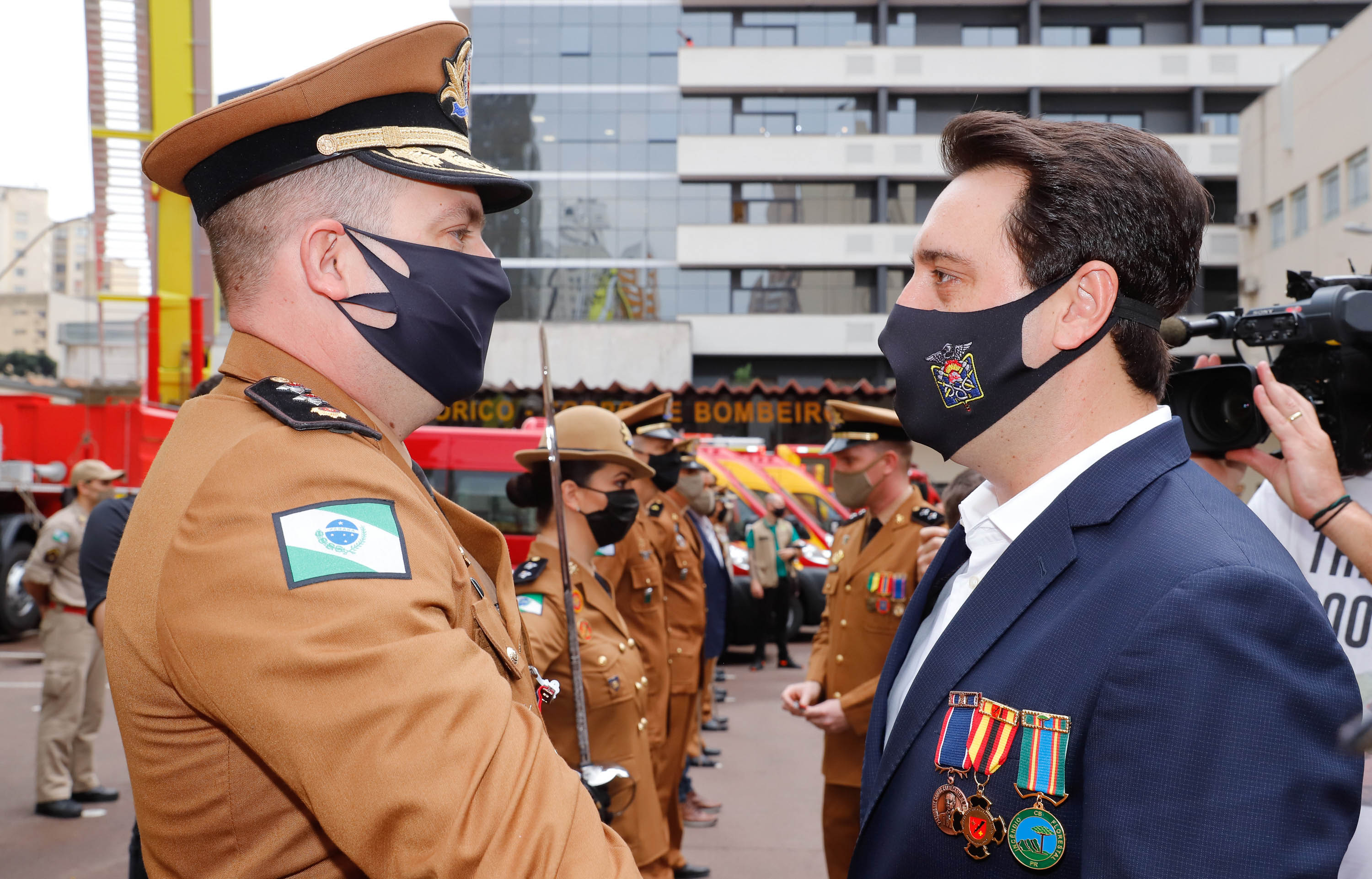 O governador Carlos Massa Ratinho Junior participou nesta quinta-feira (8) da comemoração dos 108 anos do Corpo de Bombeiros do Paraná. Na cerimônia, realizada no Quartel do Comando-Geral, em Curitiba, ele entregou à corporação 15 novas viaturas, incluindo quatro caminhões autobomba tanque. O investimento nos veículos foi de cerca de R$ 4,5 milhões.