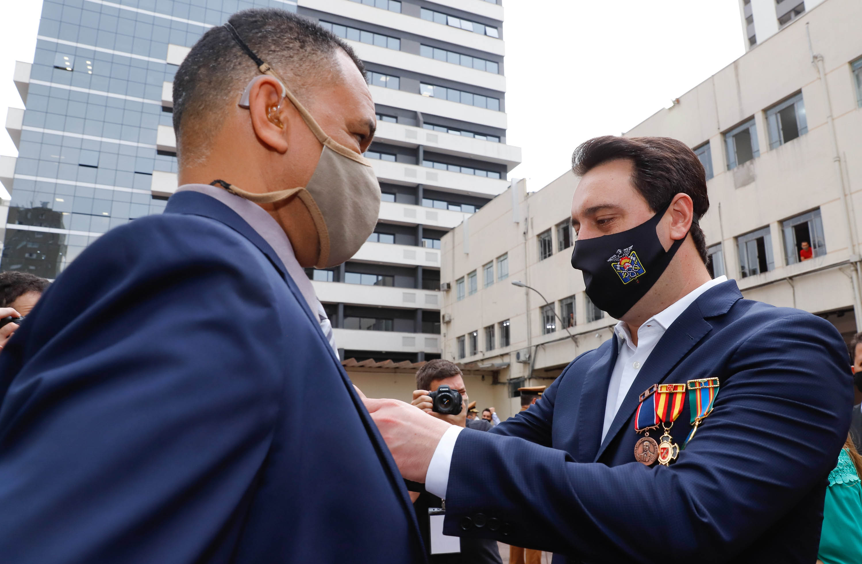 O governador Carlos Massa Ratinho Junior participou nesta quinta-feira (8) da comemoração dos 108 anos do Corpo de Bombeiros do Paraná. Na cerimônia, realizada no Quartel do Comando-Geral, em Curitiba, ele entregou à corporação 15 novas viaturas, incluindo quatro caminhões autobomba tanque. O investimento nos veículos foi de cerca de R$ 4,5 milhões.