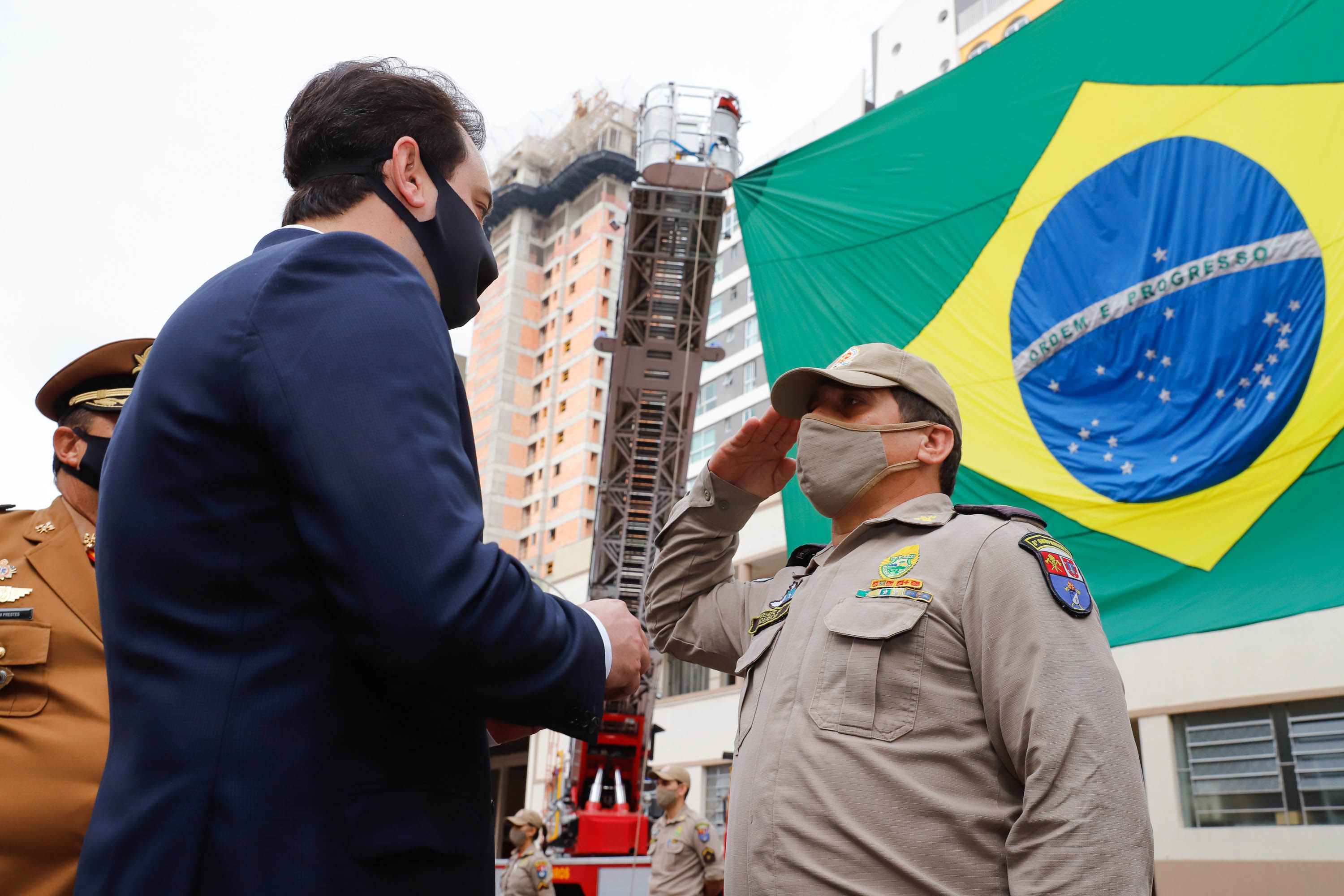 O governador Carlos Massa Ratinho Junior participou nesta quinta-feira (8) da comemoração dos 108 anos do Corpo de Bombeiros do Paraná. Na cerimônia, realizada no Quartel do Comando-Geral, em Curitiba, ele entregou à corporação 15 novas viaturas, incluindo quatro caminhões autobomba tanque. O investimento nos veículos foi de cerca de R$ 4,5 milhões.