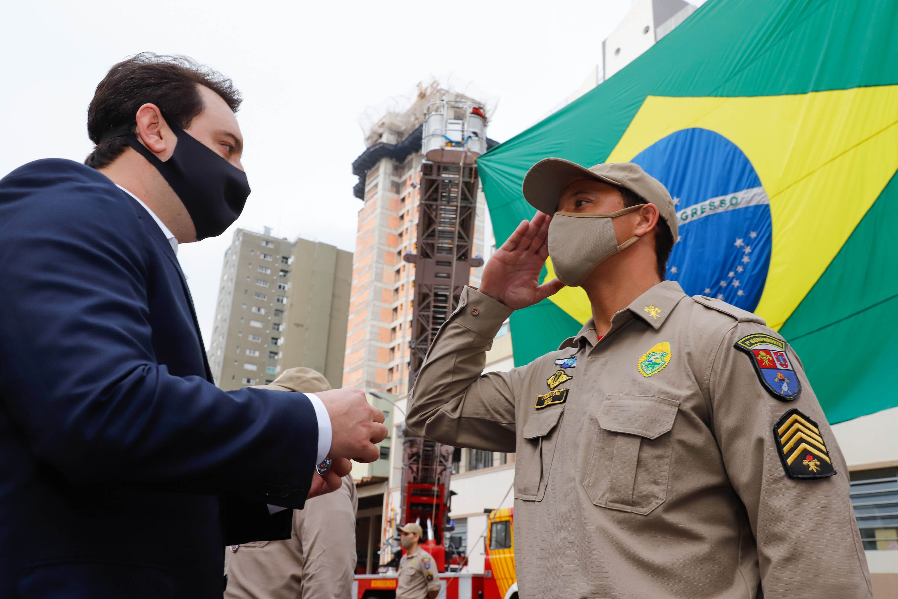 O governador Carlos Massa Ratinho Junior participou nesta quinta-feira (8) da comemoração dos 108 anos do Corpo de Bombeiros do Paraná. Na cerimônia, realizada no Quartel do Comando-Geral, em Curitiba, ele entregou à corporação 15 novas viaturas, incluindo quatro caminhões autobomba tanque. O investimento nos veículos foi de cerca de R$ 4,5 milhões.