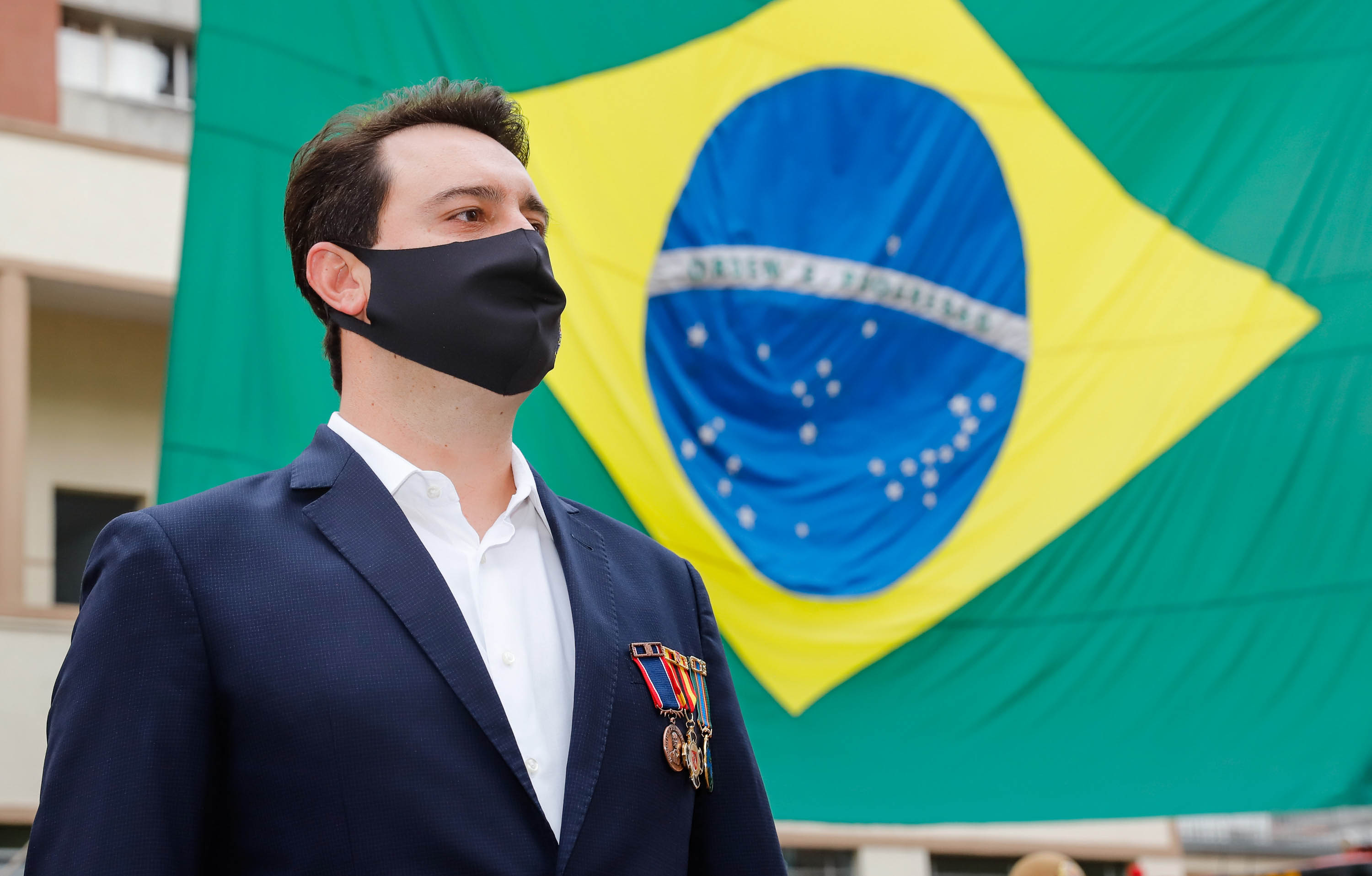 O governador Carlos Massa Ratinho Junior participou nesta quinta-feira (8) da comemoração dos 108 anos do Corpo de Bombeiros do Paraná. Na cerimônia, realizada no Quartel do Comando-Geral, em Curitiba, ele entregou à corporação 15 novas viaturas, incluindo quatro caminhões autobomba tanque. O investimento nos veículos foi de cerca de R$ 4,5 milhões.