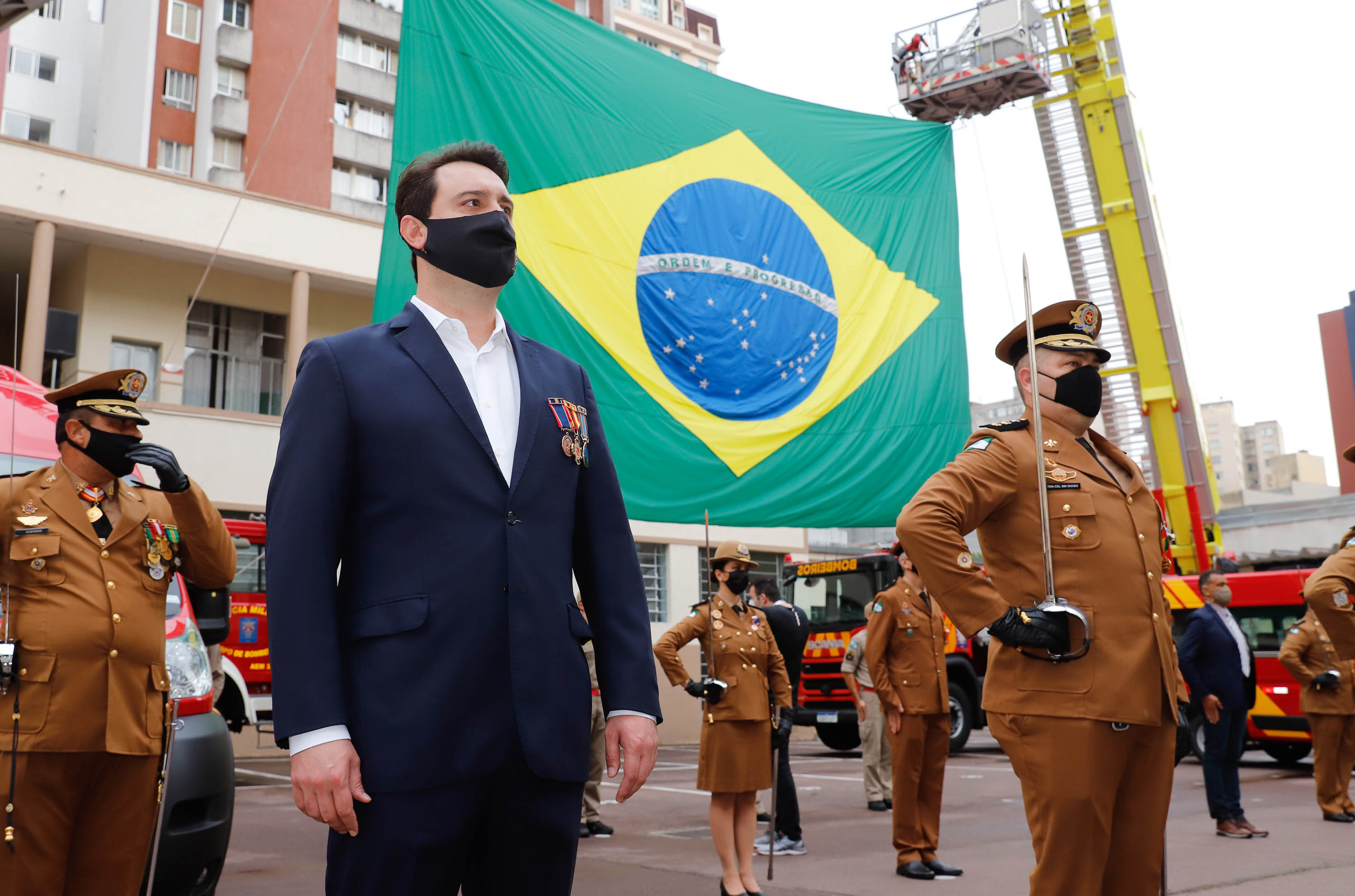 O governador Carlos Massa Ratinho Junior participou nesta quinta-feira (8) da comemoração dos 108 anos do Corpo de Bombeiros do Paraná. Na cerimônia, realizada no Quartel do Comando-Geral, em Curitiba, ele entregou à corporação 15 novas viaturas, incluindo quatro caminhões autobomba tanque. O investimento nos veículos foi de cerca de R$ 4,5 milhões.