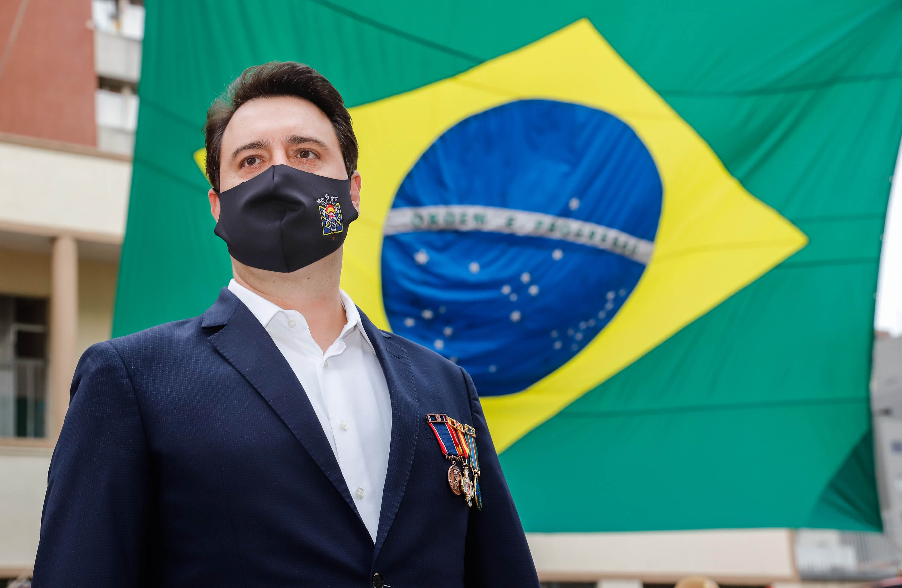 O governador Carlos Massa Ratinho Junior participou nesta quinta-feira (8) da comemoração dos 108 anos do Corpo de Bombeiros do Paraná. Na cerimônia, realizada no Quartel do Comando-Geral, em Curitiba, ele entregou à corporação 15 novas viaturas, incluindo quatro caminhões autobomba tanque. O investimento nos veículos foi de cerca de R$ 4,5 milhões.