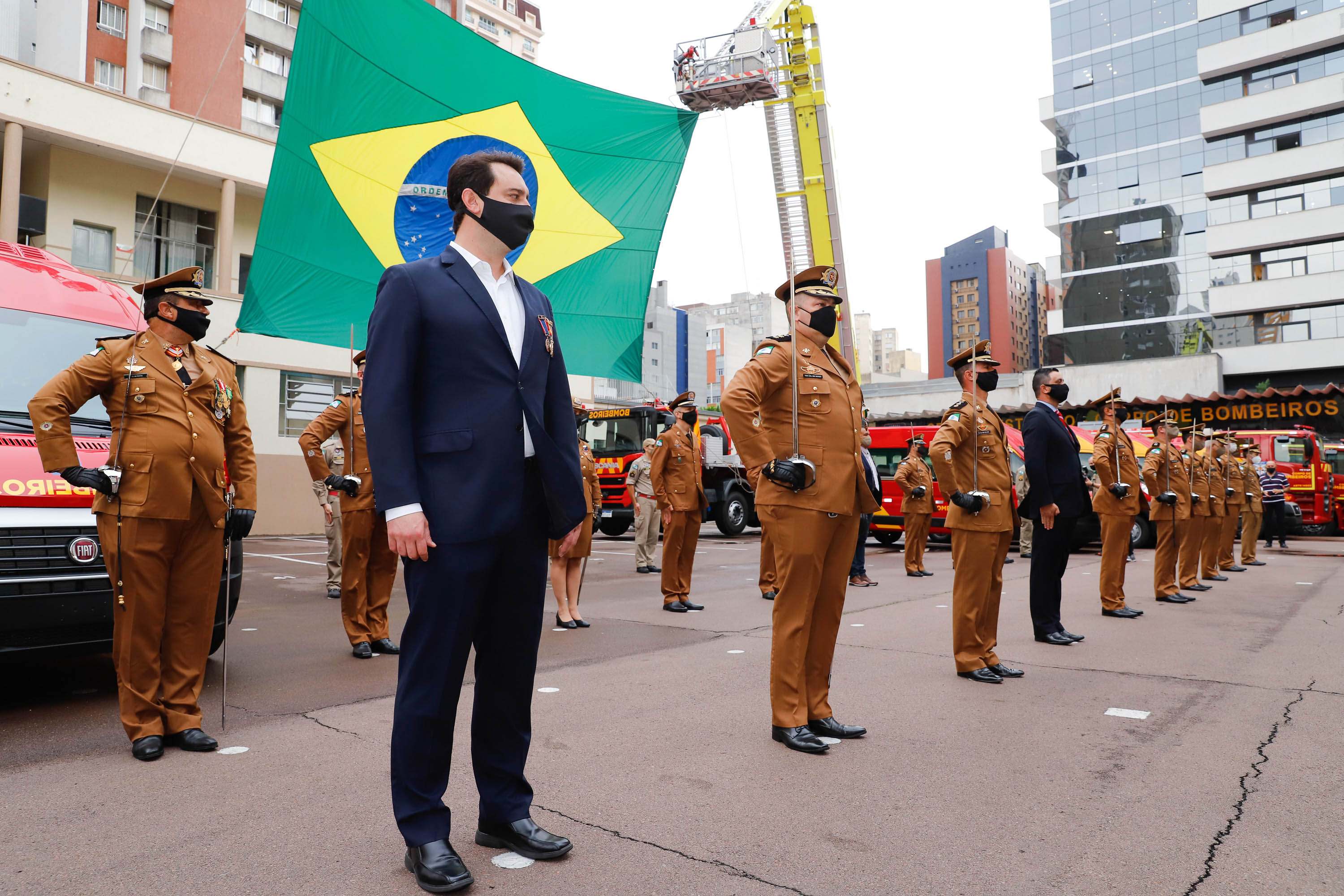 O governador Carlos Massa Ratinho Junior participou nesta quinta-feira (8) da comemoração dos 108 anos do Corpo de Bombeiros do Paraná. Na cerimônia, realizada no Quartel do Comando-Geral, em Curitiba, ele entregou à corporação 15 novas viaturas, incluindo quatro caminhões autobomba tanque. O investimento nos veículos foi de cerca de R$ 4,5 milhões.