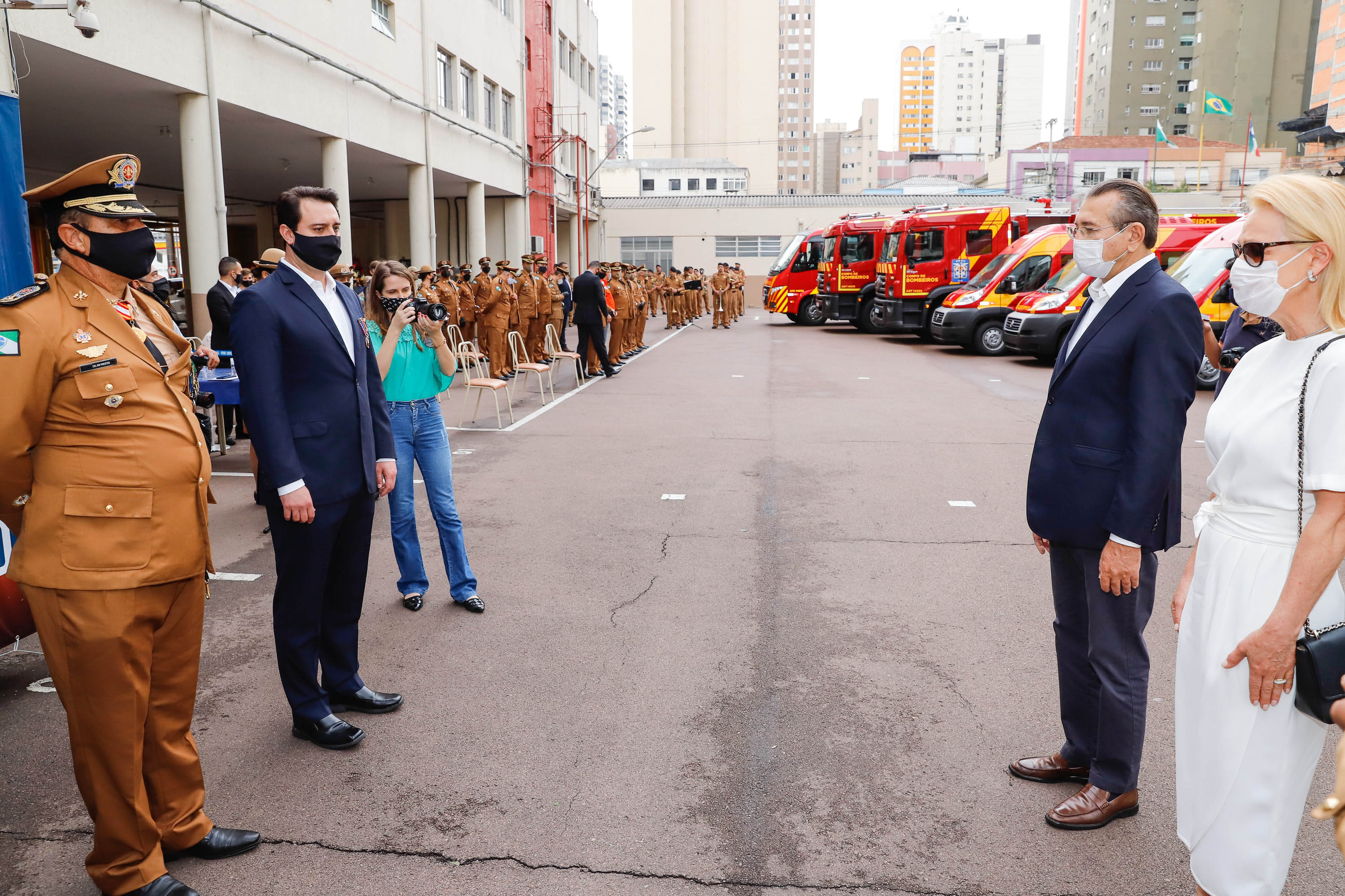 O governador Carlos Massa Ratinho Junior participou nesta quinta-feira (8) da comemoração dos 108 anos do Corpo de Bombeiros do Paraná. Na cerimônia, realizada no Quartel do Comando-Geral, em Curitiba, ele entregou à corporação 15 novas viaturas, incluindo quatro caminhões autobomba tanque. O investimento nos veículos foi de cerca de R$ 4,5 milhões.