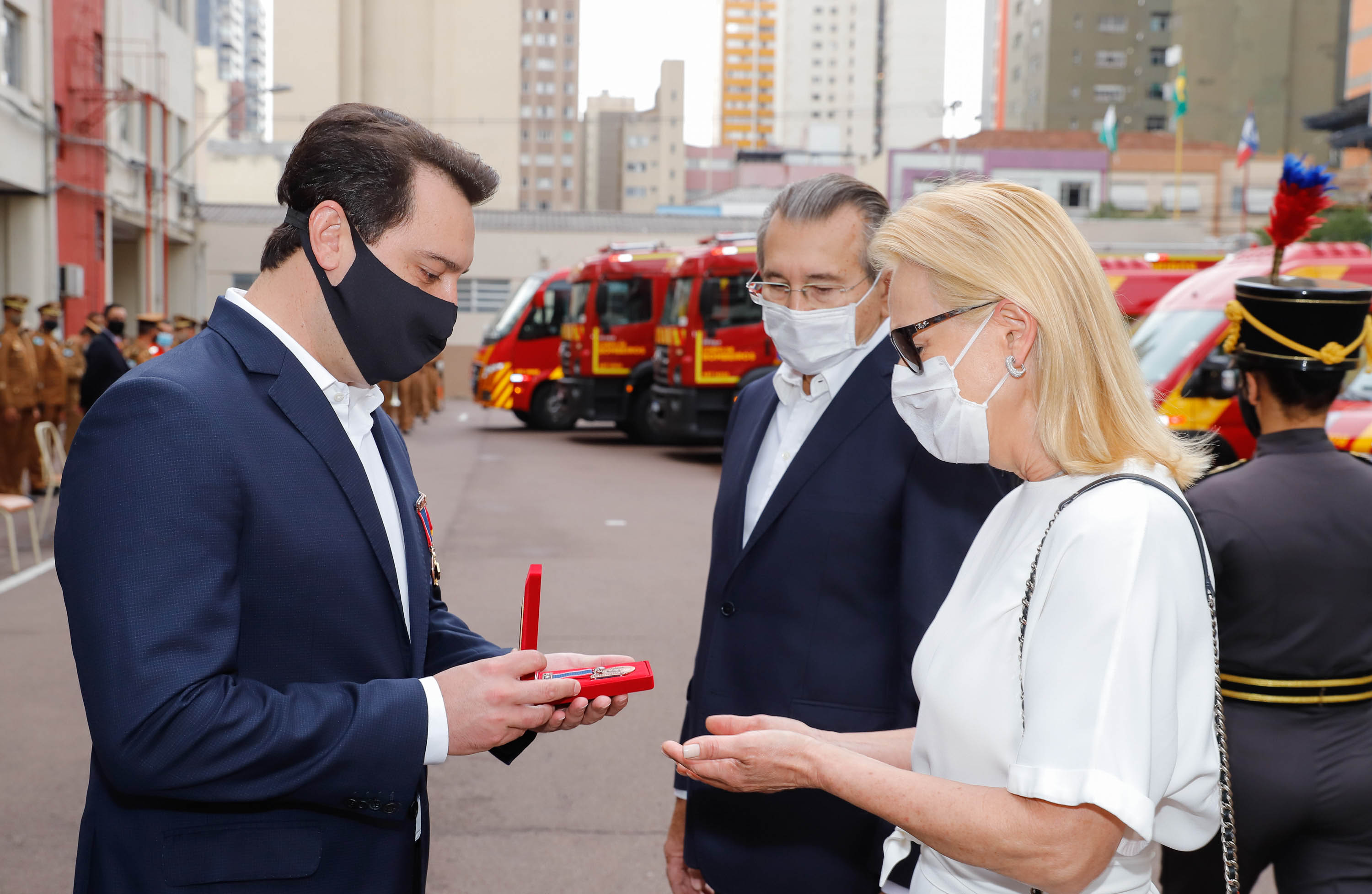 O governador Carlos Massa Ratinho Junior participou nesta quinta-feira (8) da comemoração dos 108 anos do Corpo de Bombeiros do Paraná. Na cerimônia, realizada no Quartel do Comando-Geral, em Curitiba, ele entregou à corporação 15 novas viaturas, incluindo quatro caminhões autobomba tanque. O investimento nos veículos foi de cerca de R$ 4,5 milhões.