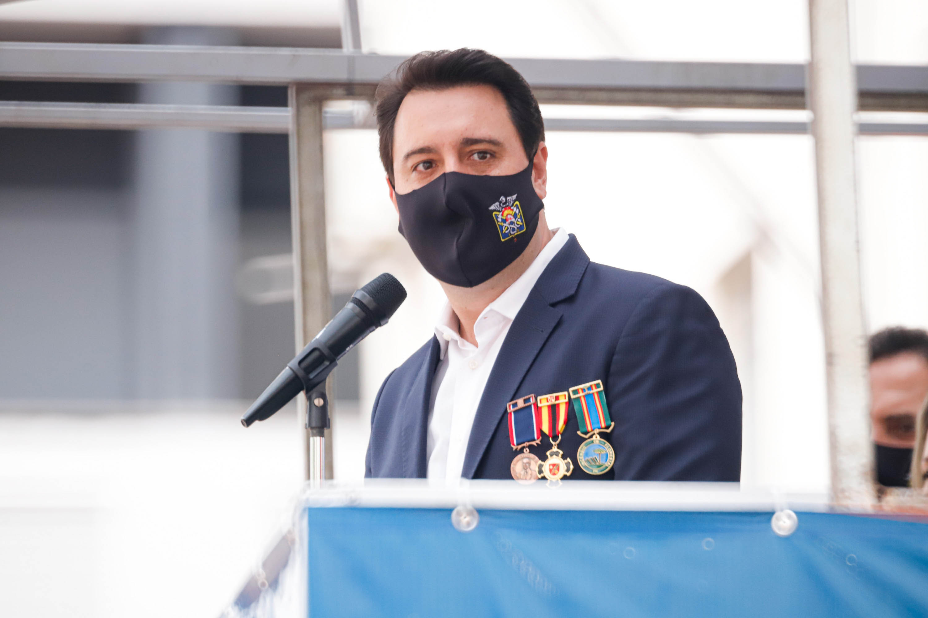 O governador Carlos Massa Ratinho Junior participou nesta quinta-feira (8) da comemoração dos 108 anos do Corpo de Bombeiros do Paraná. Na cerimônia, realizada no Quartel do Comando-Geral, em Curitiba, ele entregou à corporação 15 novas viaturas, incluindo quatro caminhões autobomba tanque. O investimento nos veículos foi de cerca de R$ 4,5 milhões.