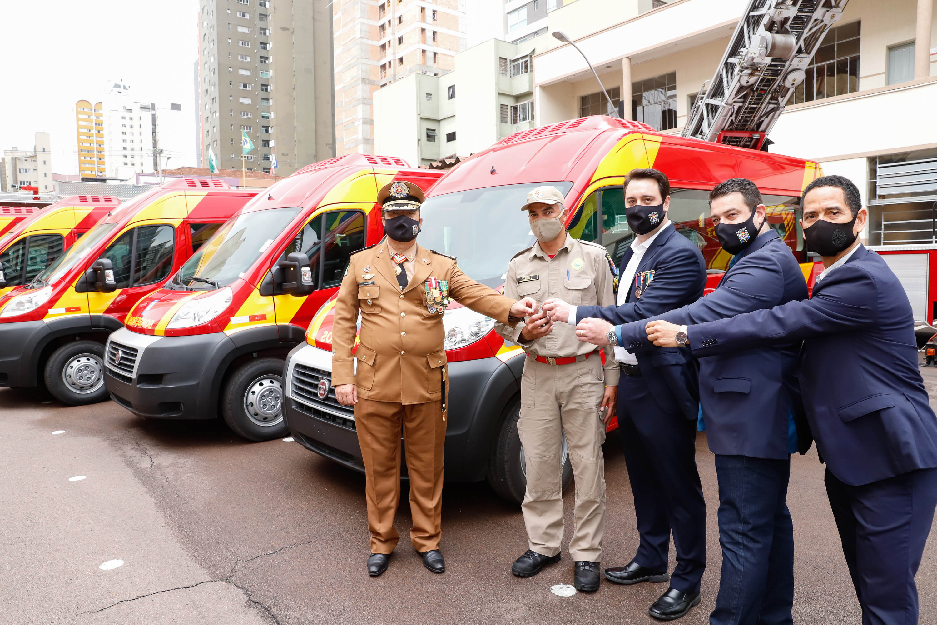 O governador Carlos Massa Ratinho Junior participou nesta quinta-feira (8) da comemoração dos 108 anos do Corpo de Bombeiros do Paraná. Na cerimônia, realizada no Quartel do Comando-Geral, em Curitiba, ele entregou à corporação 15 novas viaturas, incluindo quatro caminhões autobomba tanque. O investimento nos veículos foi de cerca de R$ 4,5 milhões.