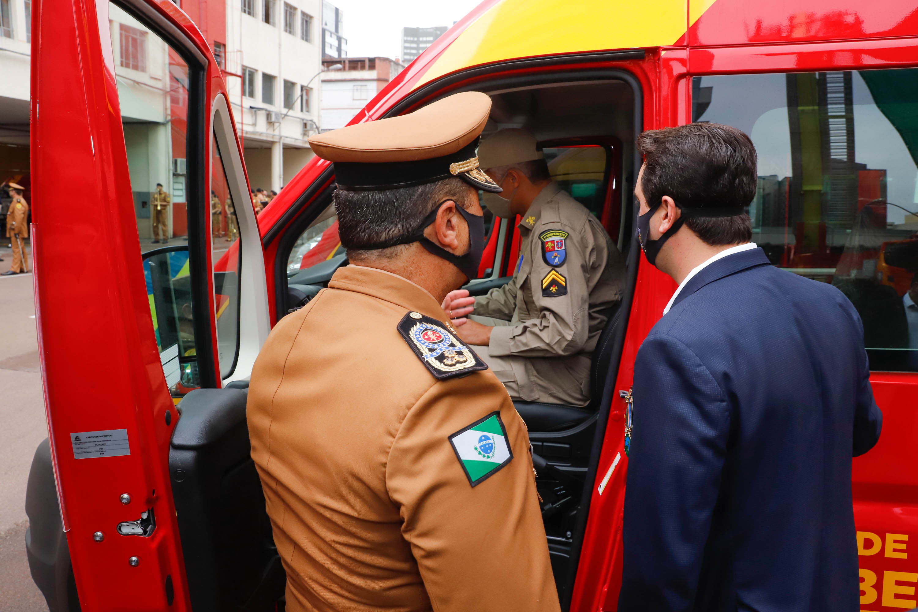 O governador Carlos Massa Ratinho Junior participou nesta quinta-feira (8) da comemoração dos 108 anos do Corpo de Bombeiros do Paraná. Na cerimônia, realizada no Quartel do Comando-Geral, em Curitiba, ele entregou à corporação 15 novas viaturas, incluindo quatro caminhões autobomba tanque. O investimento nos veículos foi de cerca de R$ 4,5 milhões.