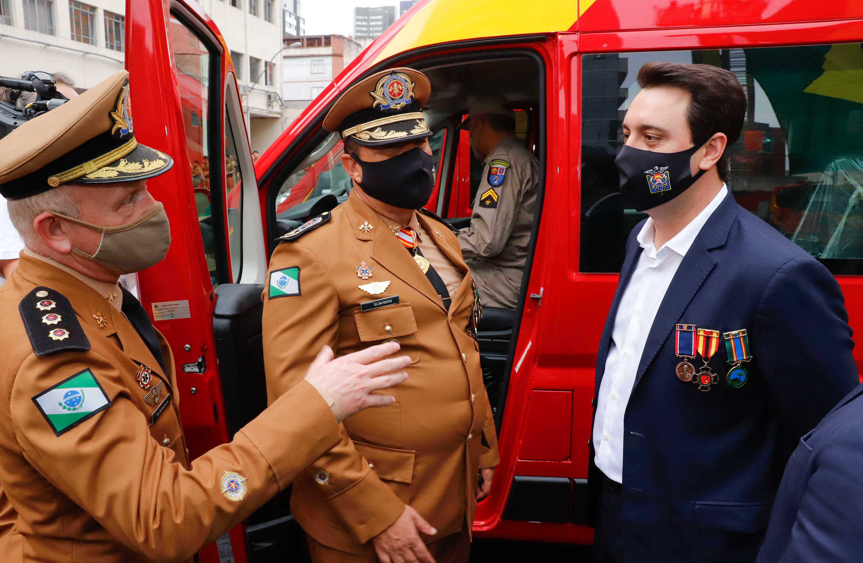O governador Carlos Massa Ratinho Junior participou nesta quinta-feira (8) da comemoração dos 108 anos do Corpo de Bombeiros do Paraná. Na cerimônia, realizada no Quartel do Comando-Geral, em Curitiba, ele entregou à corporação 15 novas viaturas, incluindo quatro caminhões autobomba tanque. O investimento nos veículos foi de cerca de R$ 4,5 milhões.
