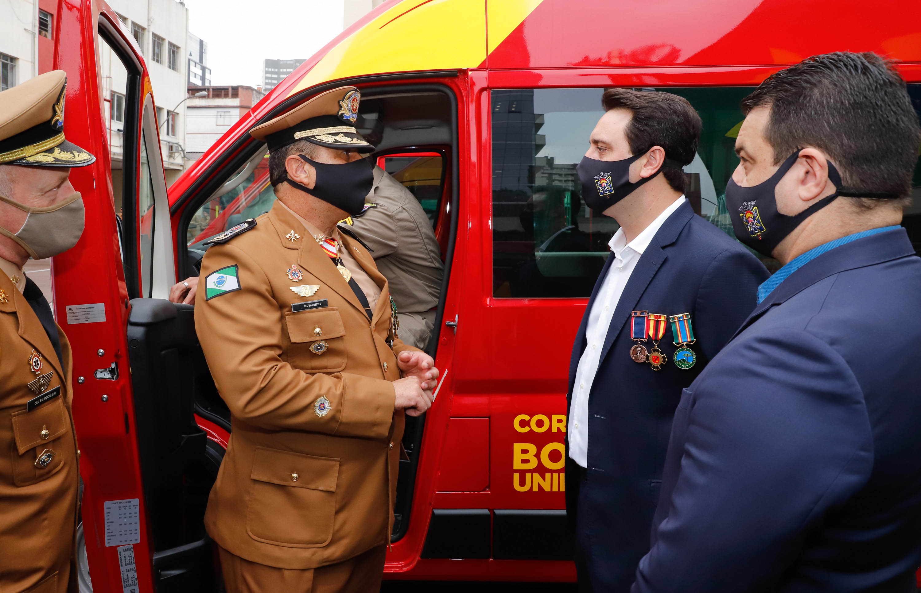 O governador Carlos Massa Ratinho Junior participou nesta quinta-feira (8) da comemoração dos 108 anos do Corpo de Bombeiros do Paraná. Na cerimônia, realizada no Quartel do Comando-Geral, em Curitiba, ele entregou à corporação 15 novas viaturas, incluindo quatro caminhões autobomba tanque. O investimento nos veículos foi de cerca de R$ 4,5 milhões.