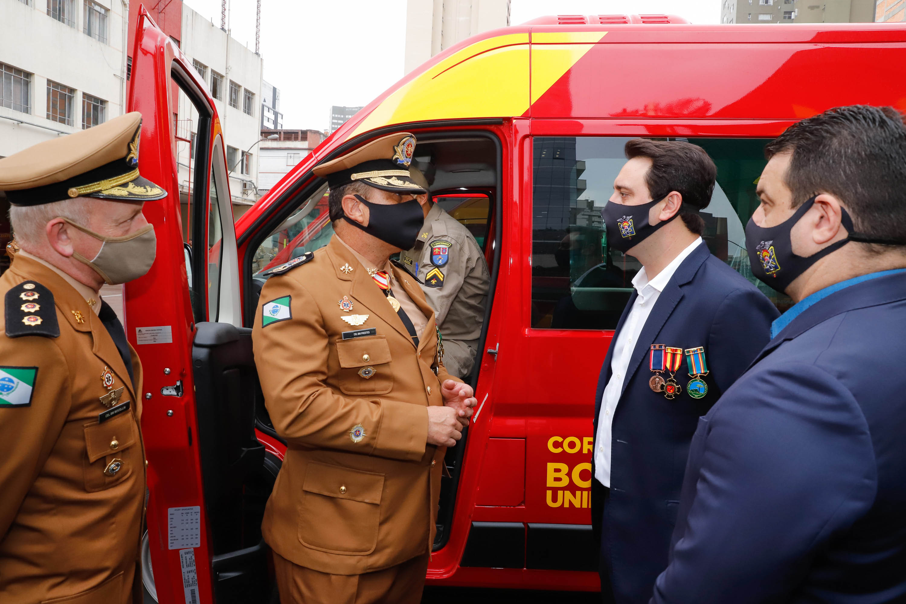 O governador Carlos Massa Ratinho Junior participou nesta quinta-feira (8) da comemoração dos 108 anos do Corpo de Bombeiros do Paraná. Na cerimônia, realizada no Quartel do Comando-Geral, em Curitiba, ele entregou à corporação 15 novas viaturas, incluindo quatro caminhões autobomba tanque. O investimento nos veículos foi de cerca de R$ 4,5 milhões.